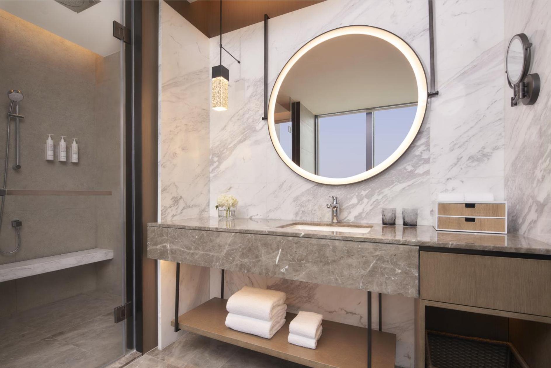 Deluxe King Room with City View - Photo 1