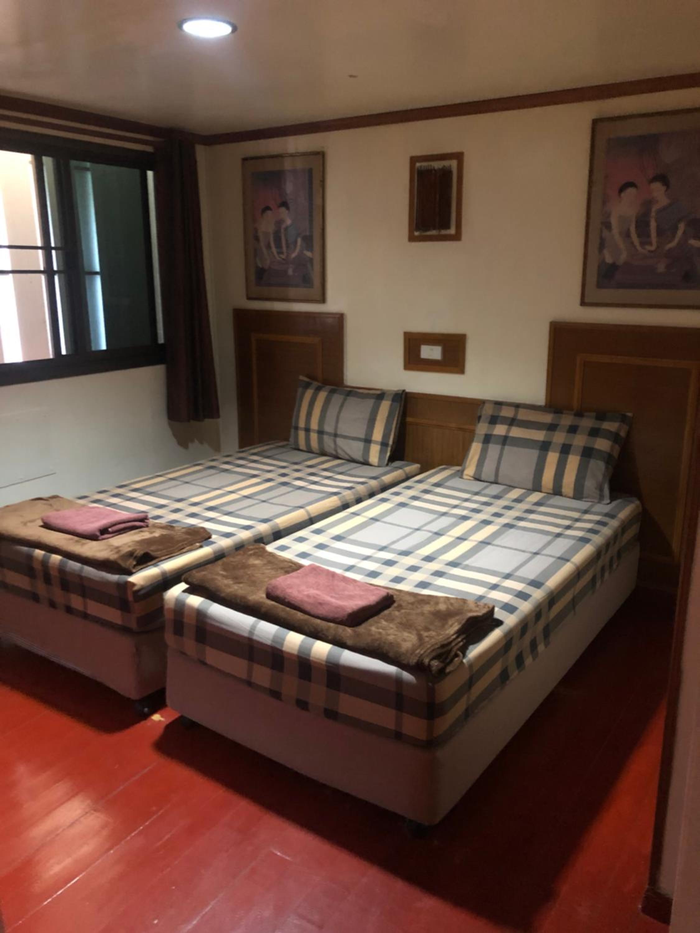 Large Basic Twin Room With Air Conditioning