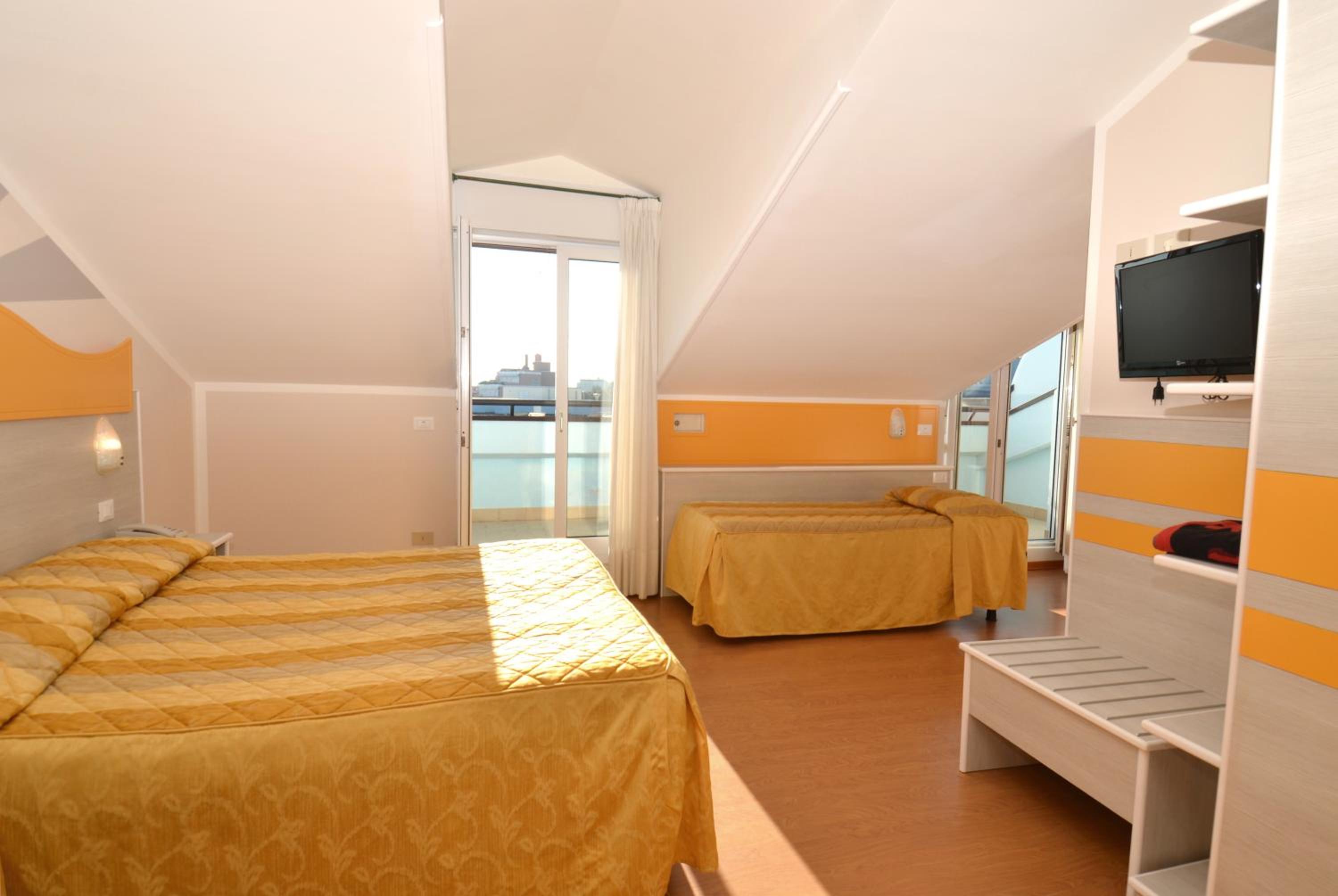 Quadruple Room with Balcony photo 2