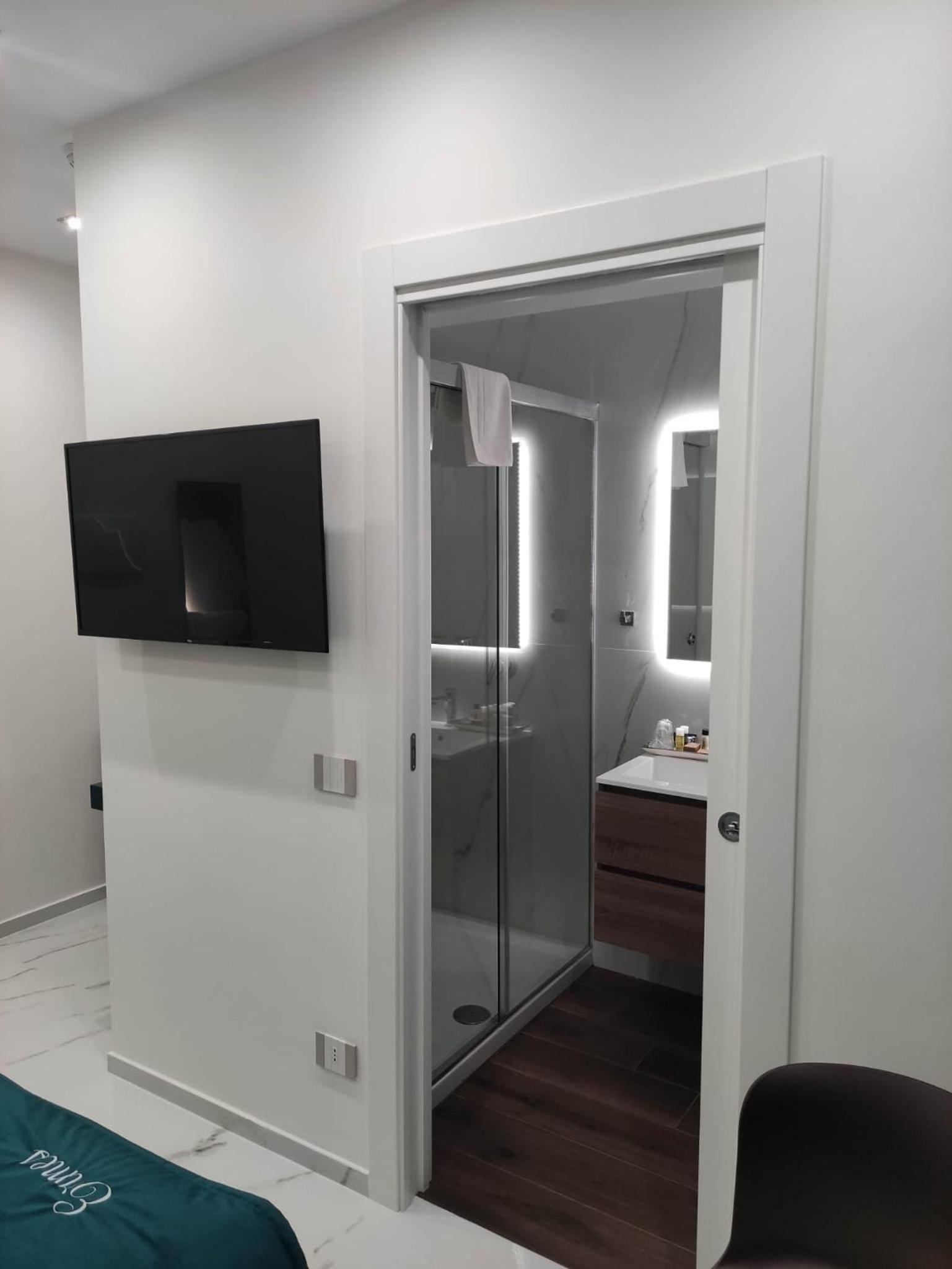 Deluxe Double Room - Photo 12