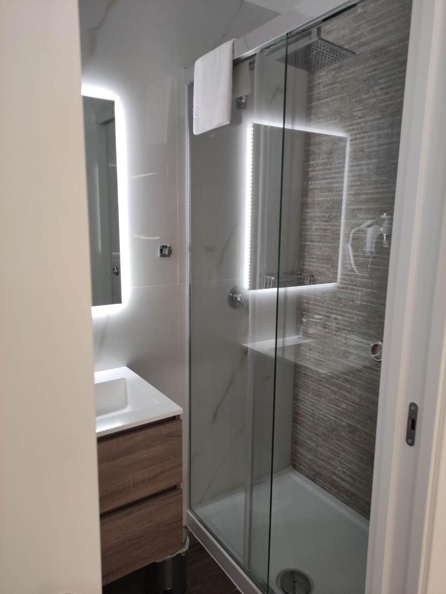 Deluxe Double Room - Photo 9