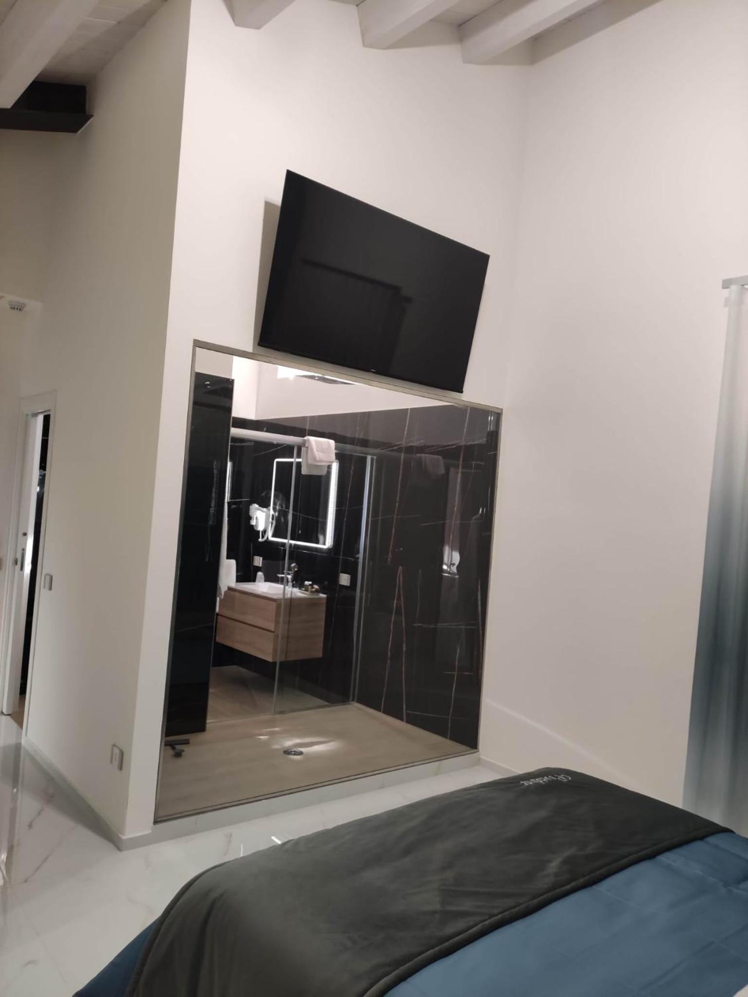 Deluxe Queen Room - Photo 12