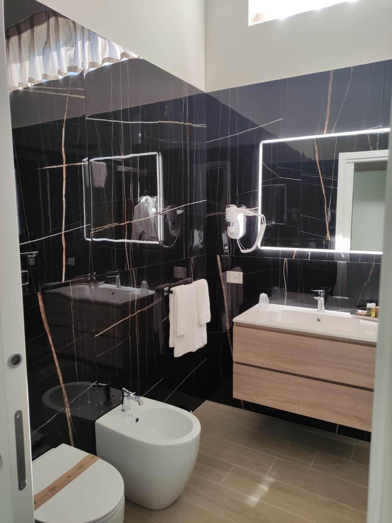Deluxe Queen Room - Photo 11