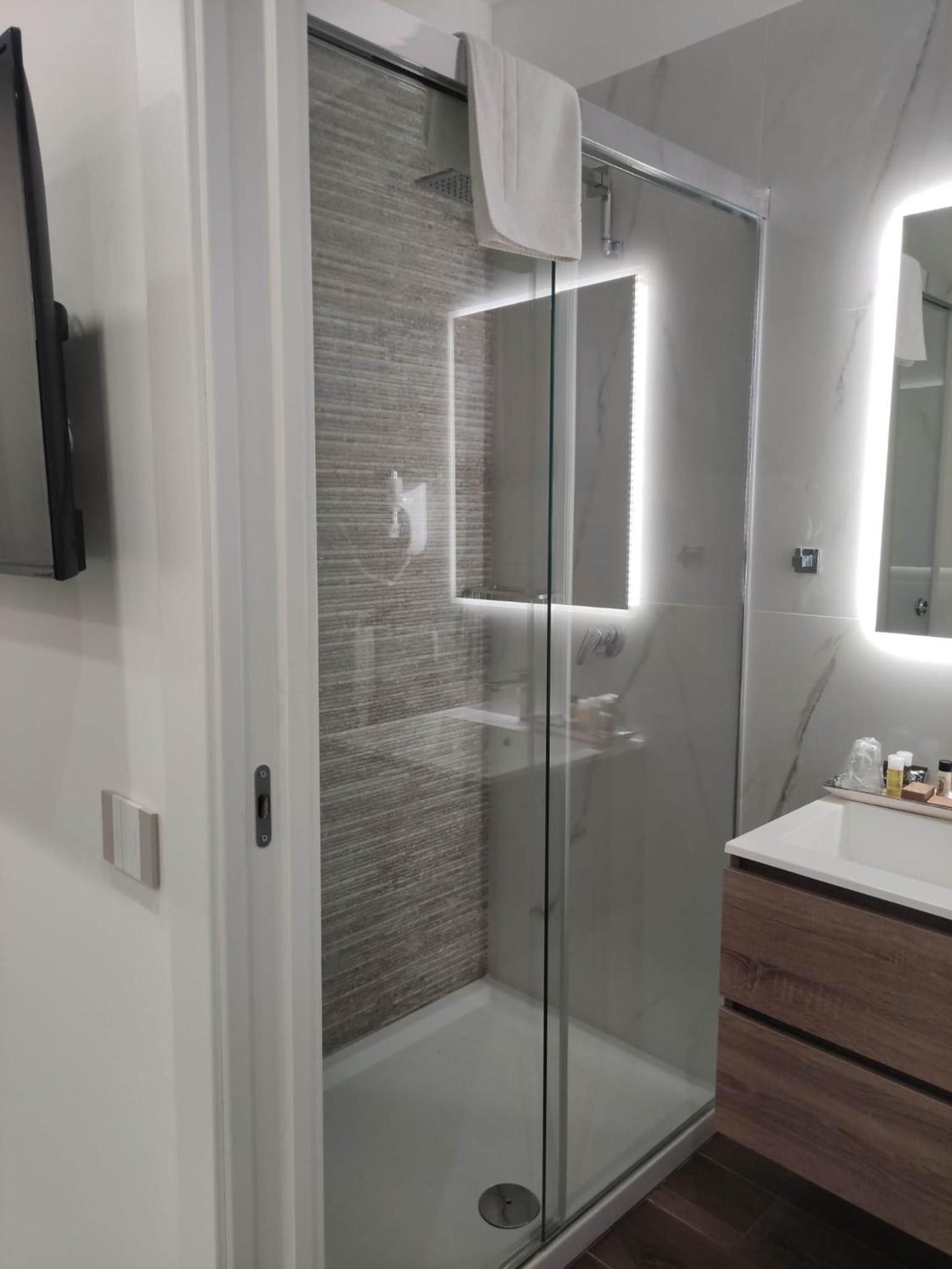 Deluxe Quadruple Room - Photo 2