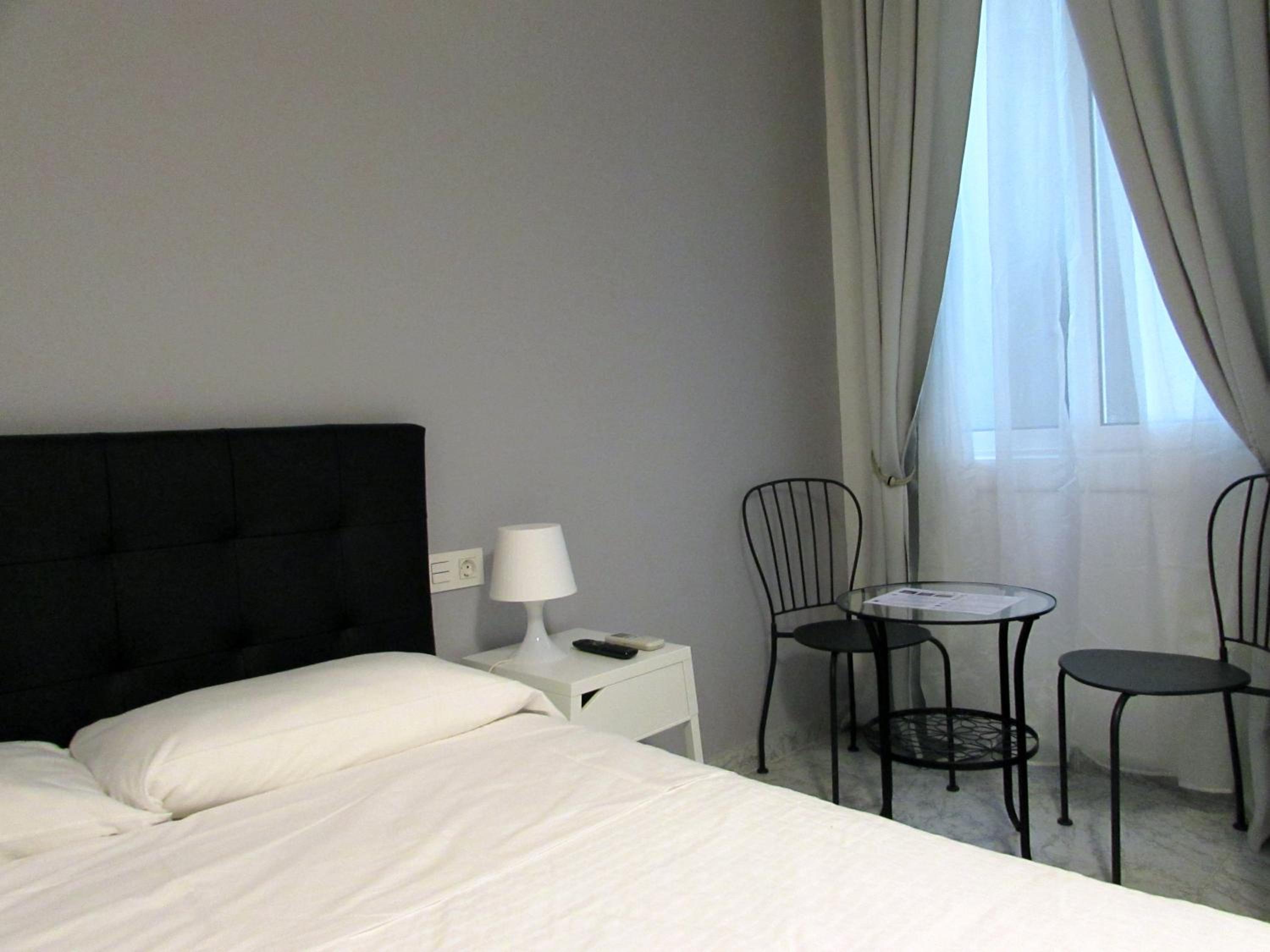 Basic Double Room with Private Bathroom photo 1