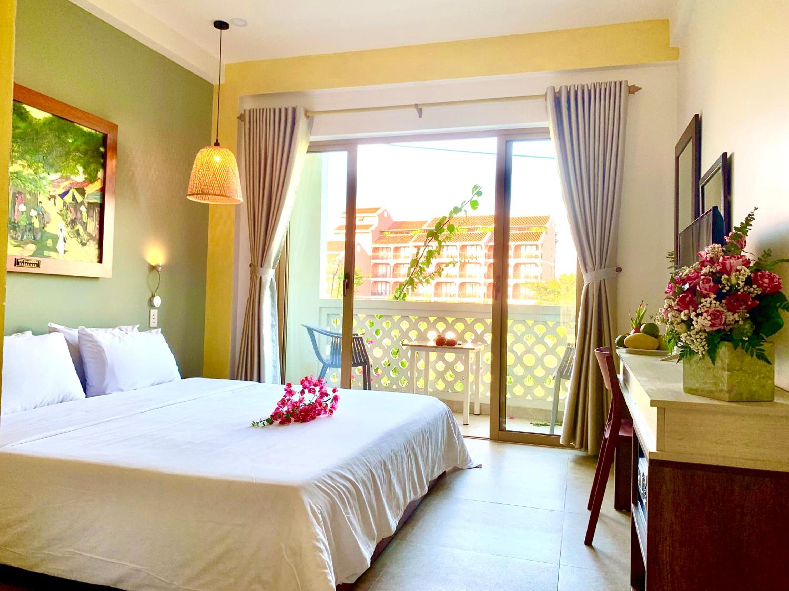 Deluxe Double Room with Balcony - Photo 16