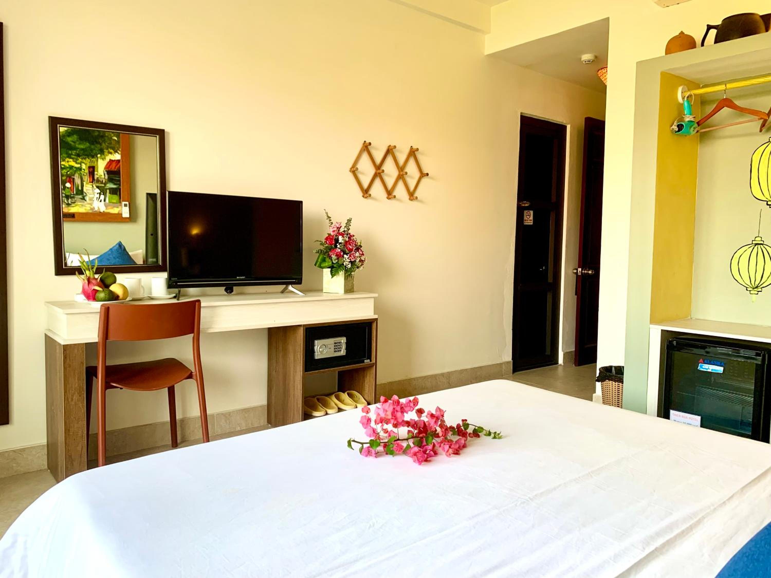 Quadruple Room with Balcony - Photo 5