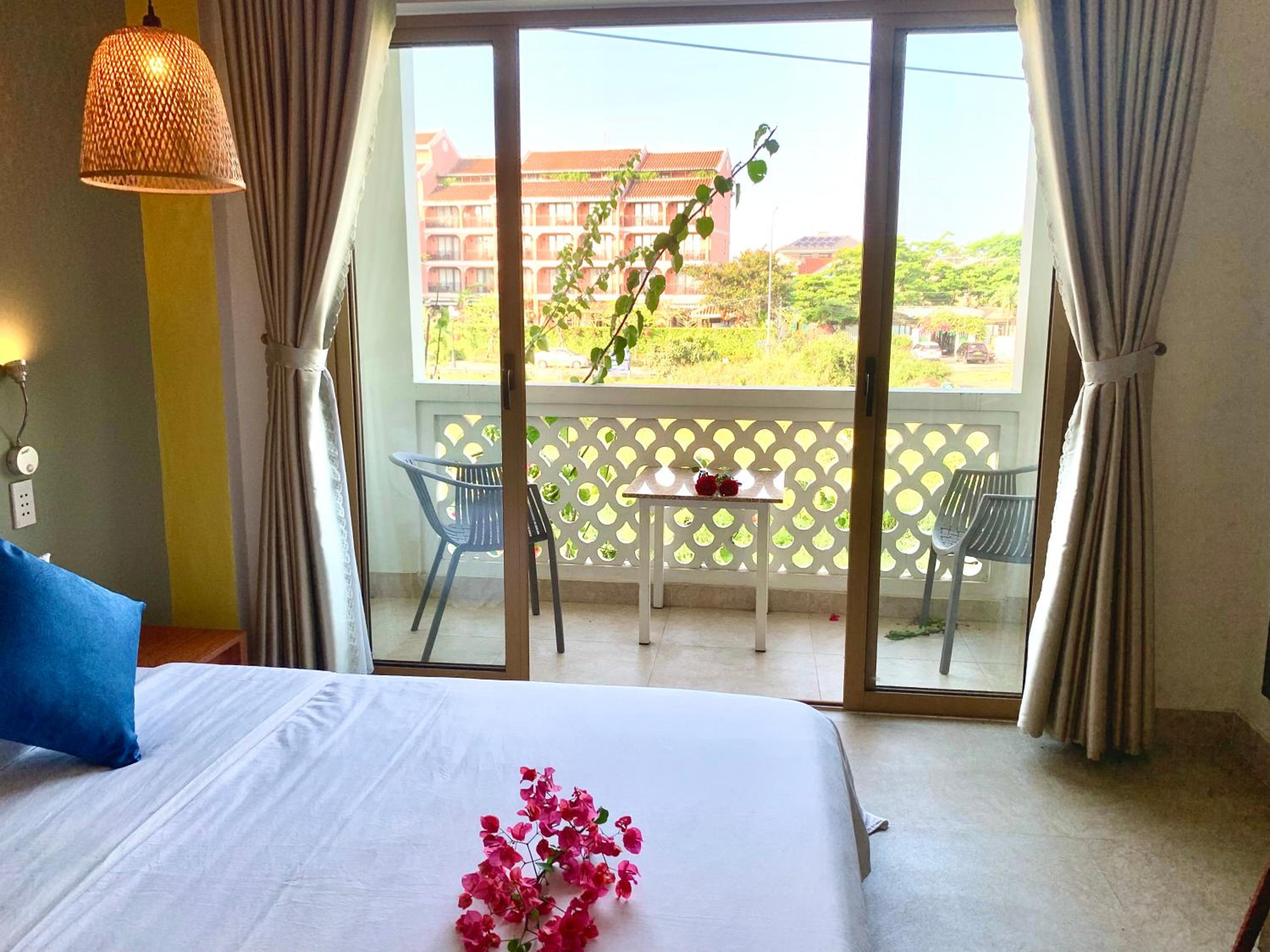 Deluxe Double Room with Balcony - Photo 4