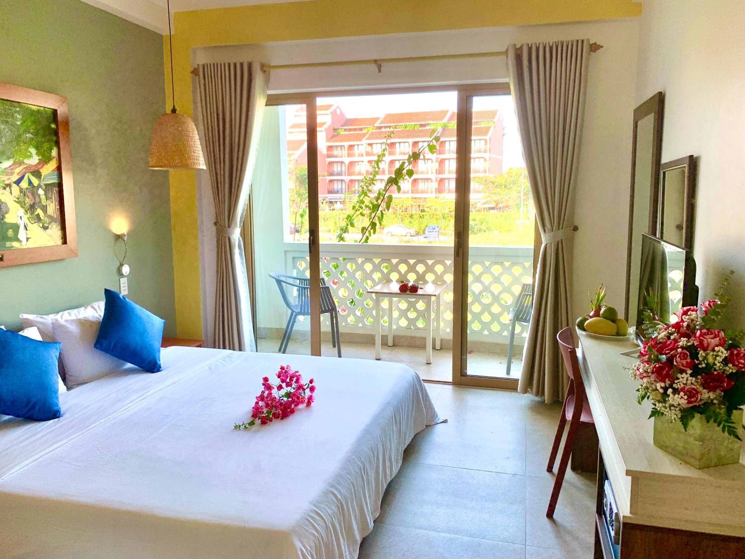 Deluxe Double Room with Balcony - Photo 18