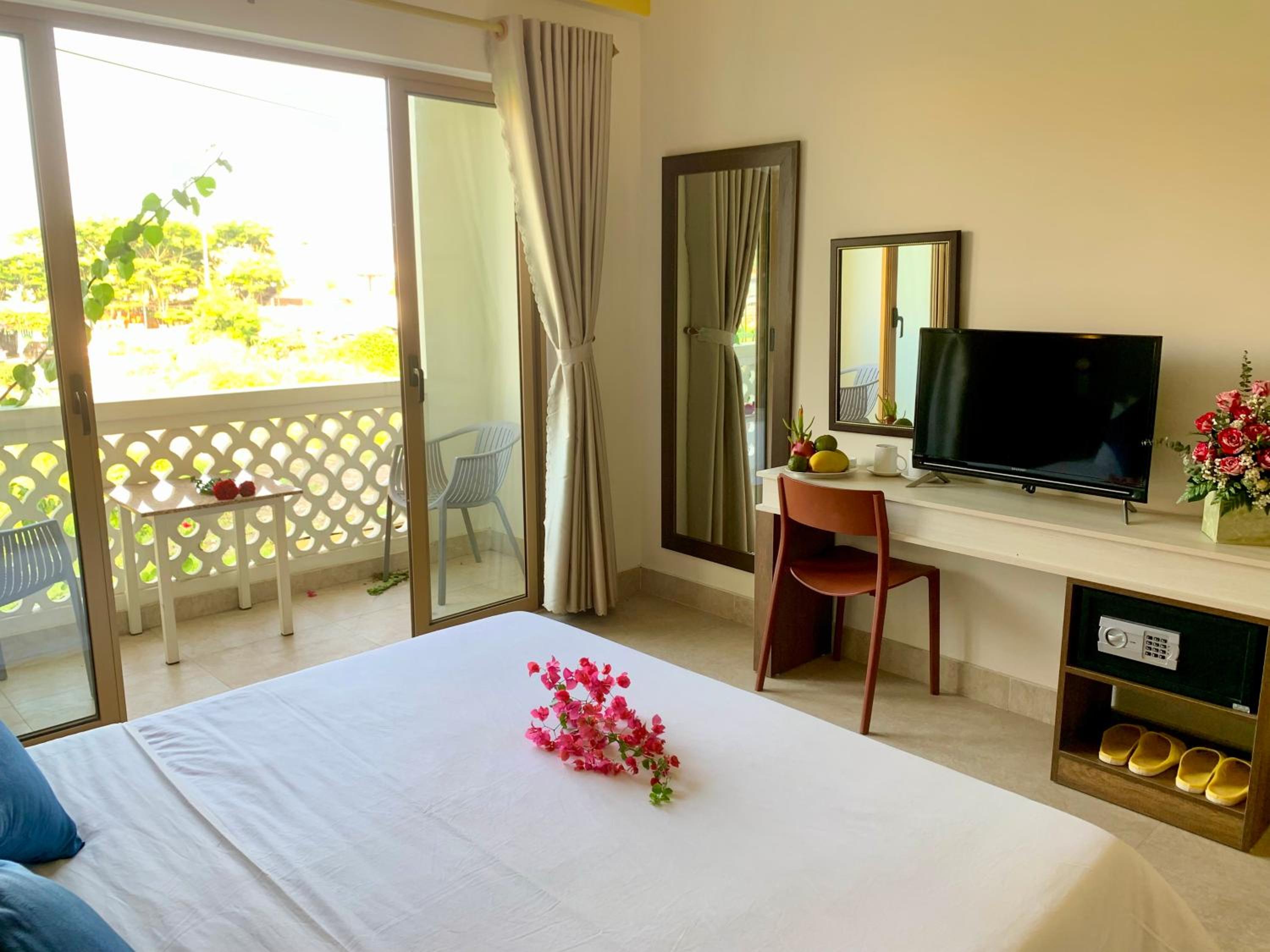 Deluxe Double Room with Balcony - Photo 11
