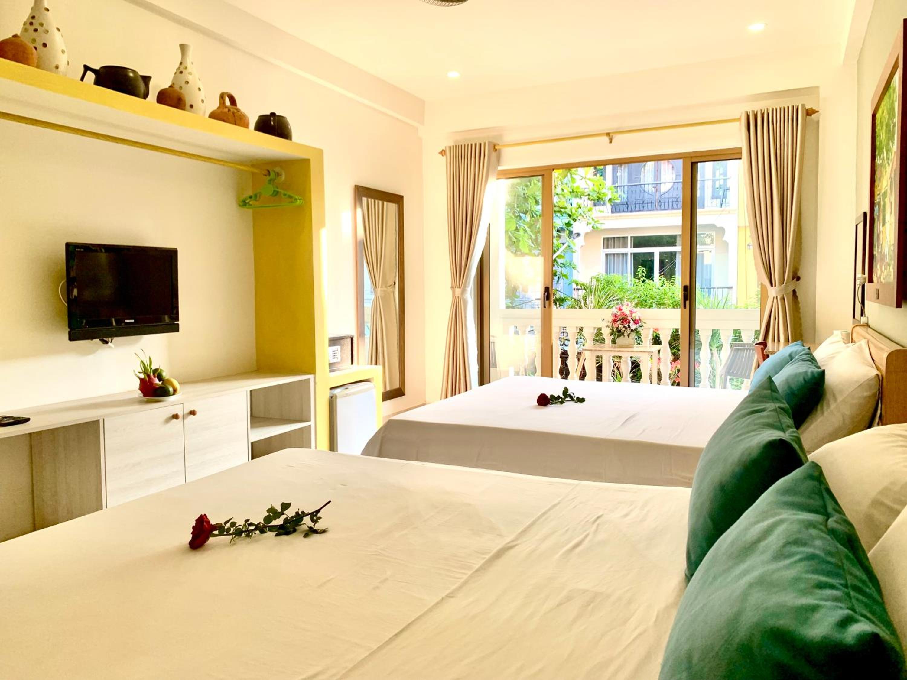 Quadruple Room with Balcony - Photo 11