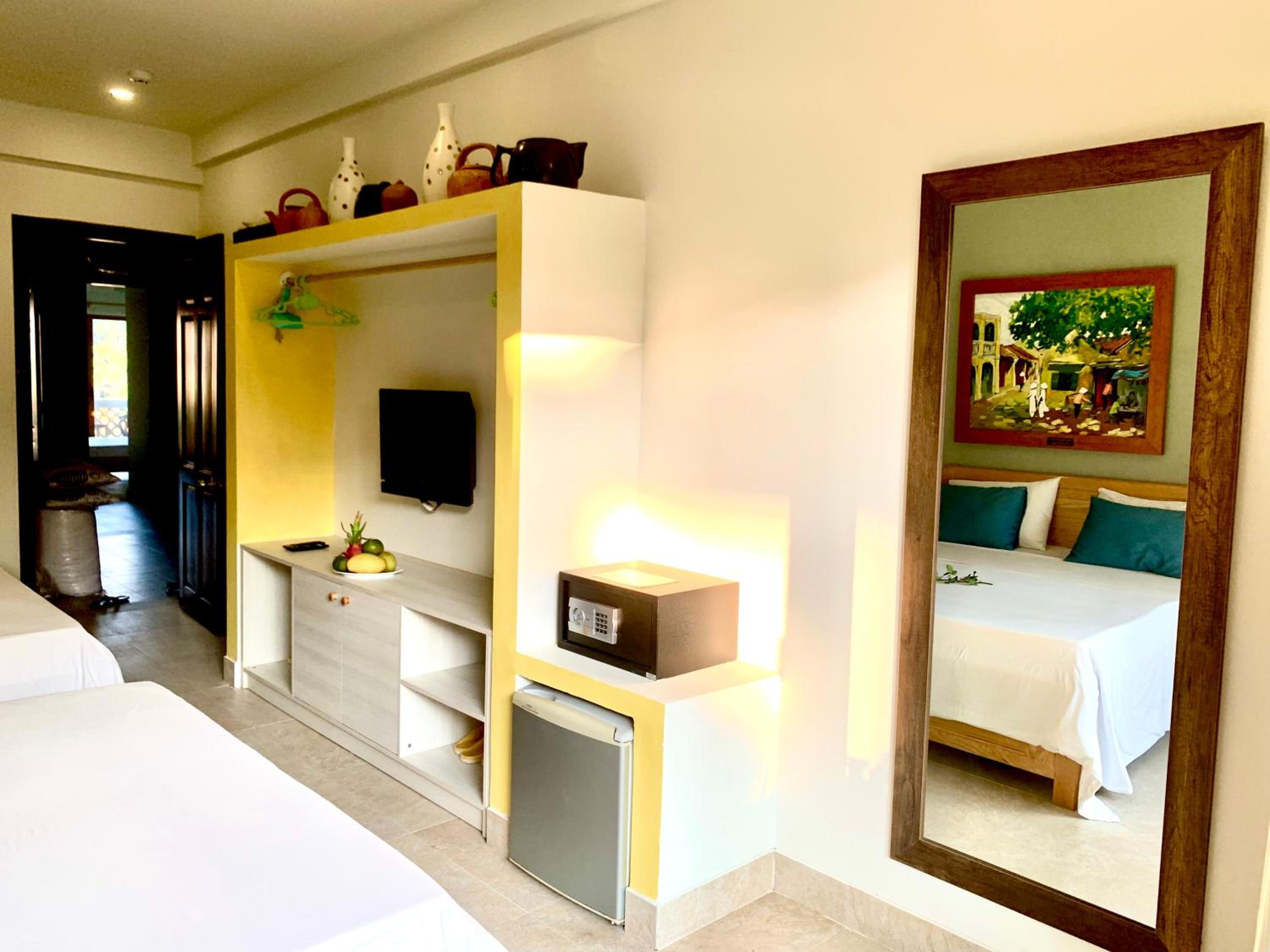 Quadruple Room with Balcony - Photo 12