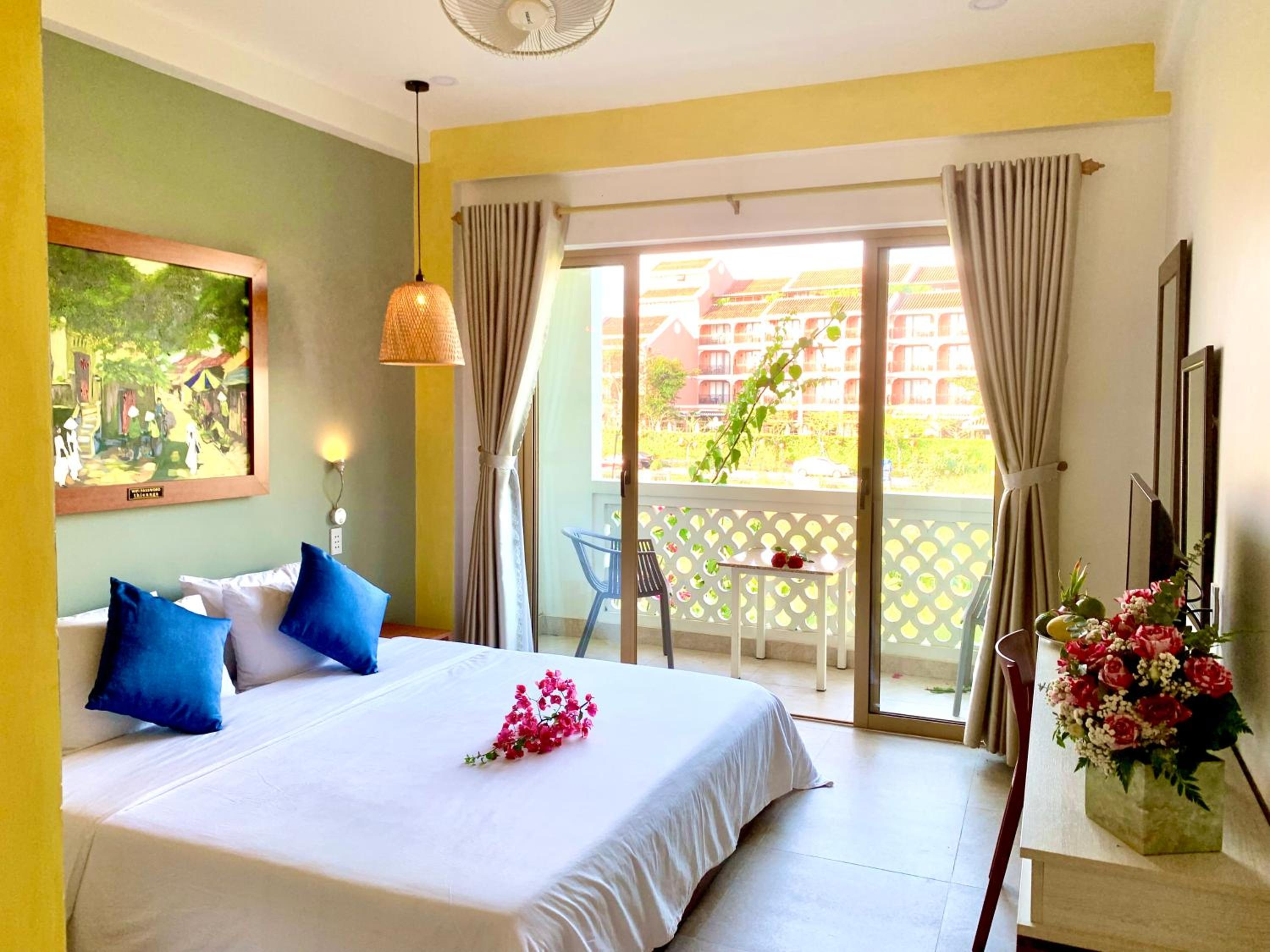 Deluxe Double Room with Balcony - Photo 14