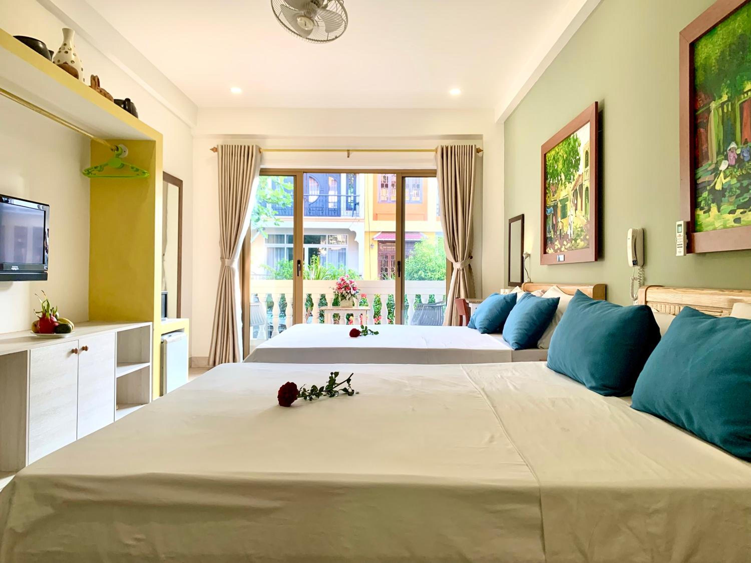 Quadruple Room with Balcony - Photo 10