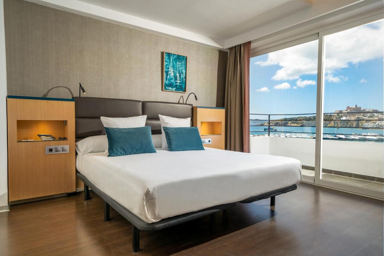 Deluxe Room with Sea View - Photo 5