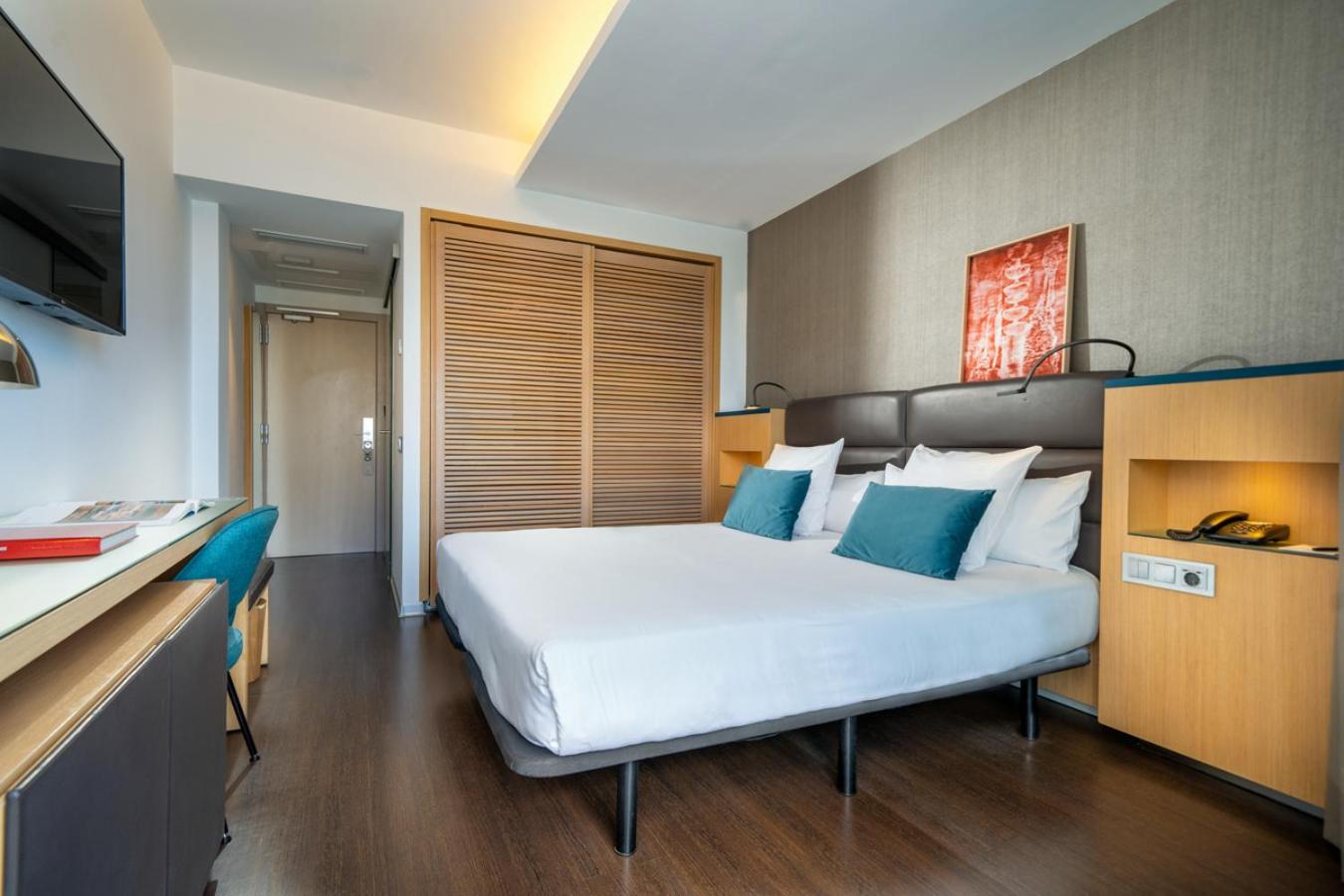 Deluxe Room with Sea View - Photo 3