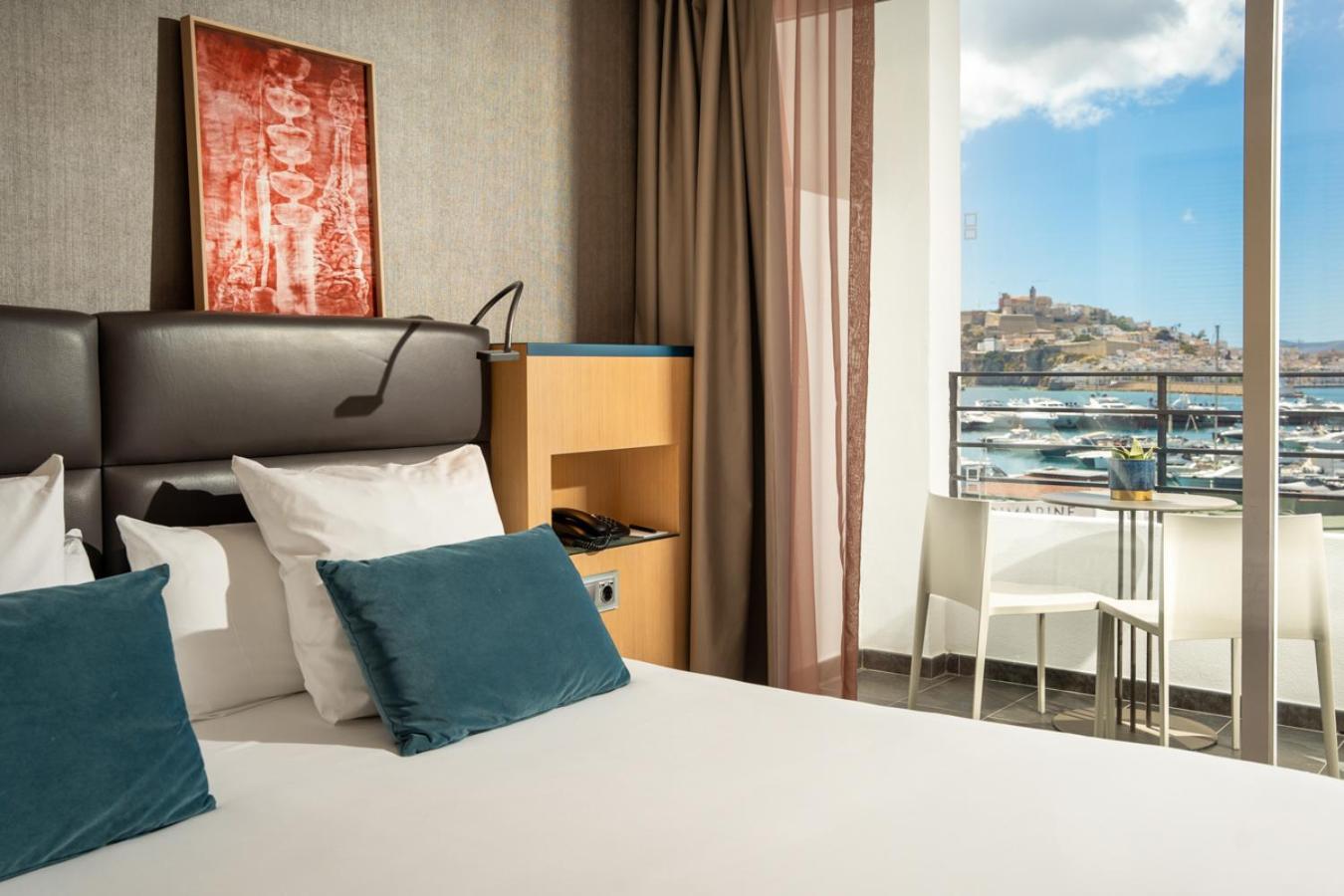 Deluxe Room with Sea View - Photo 2