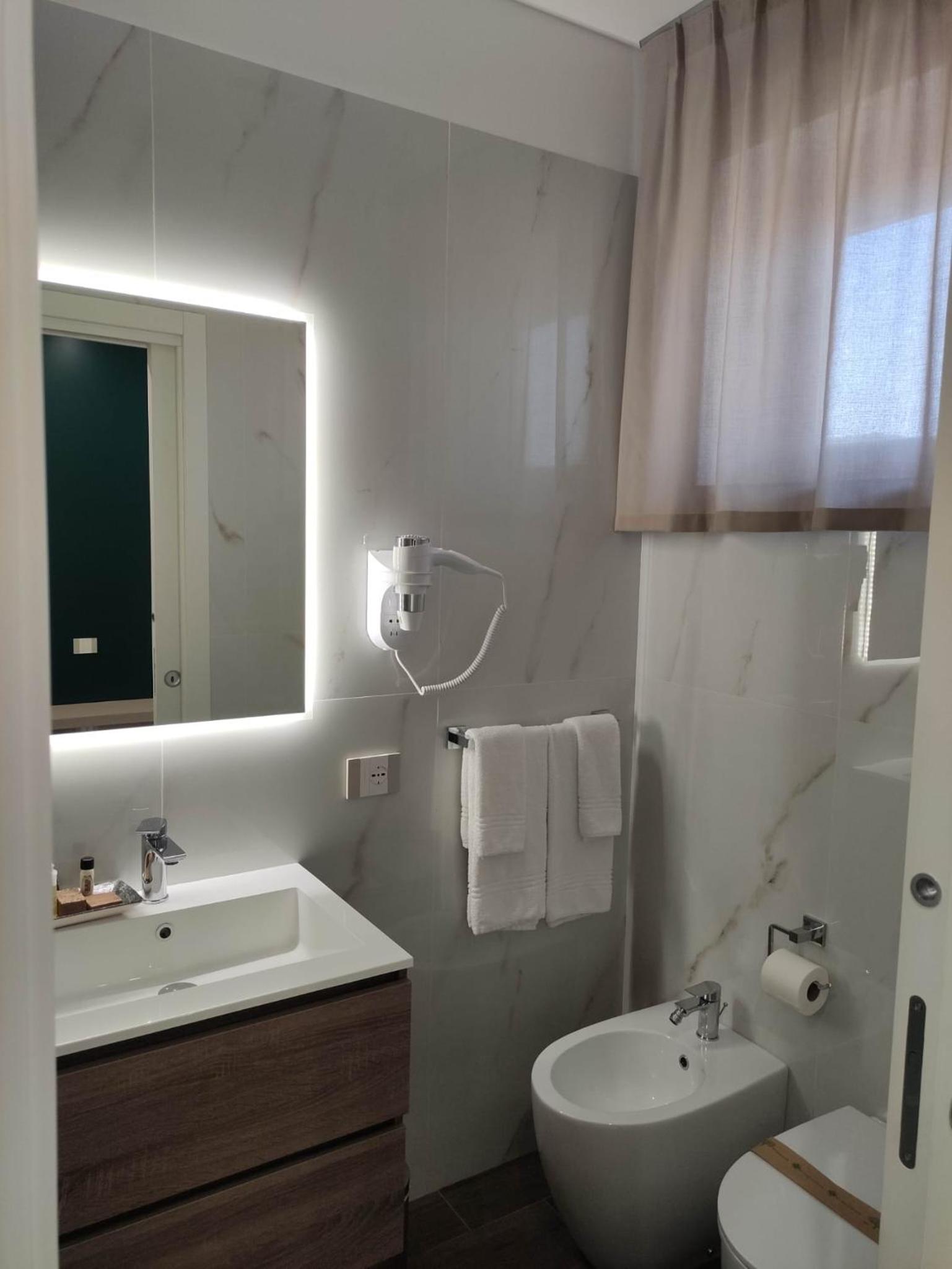 Deluxe Triple Room - Photo 13