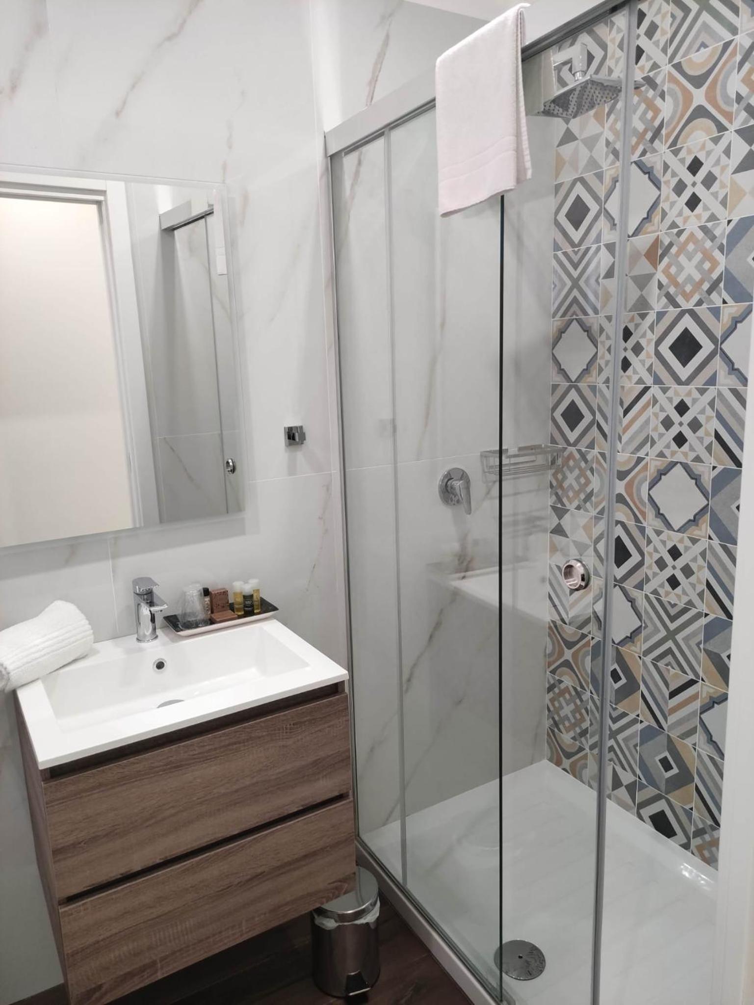 Deluxe Triple Room - Photo 9