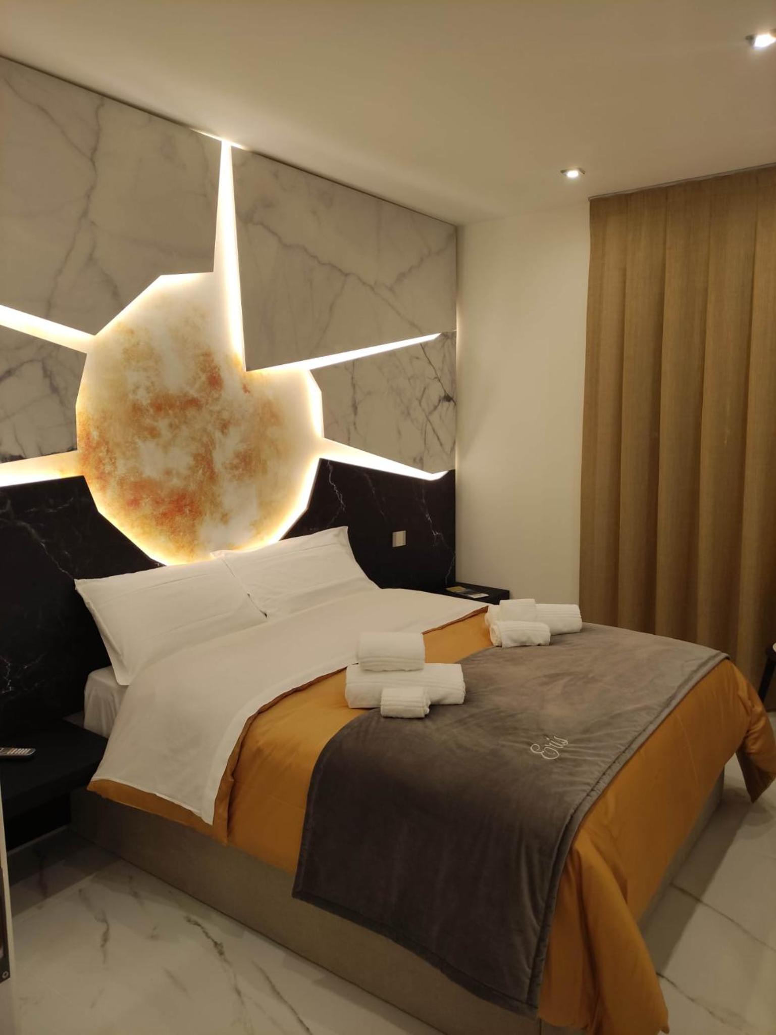 Deluxe Room - Photo 12