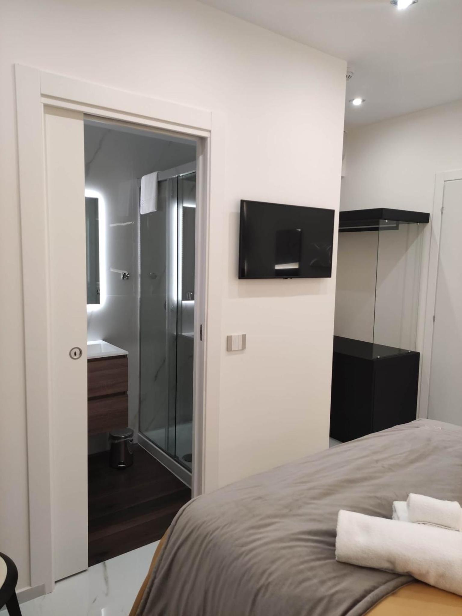 Deluxe Room - Photo 8