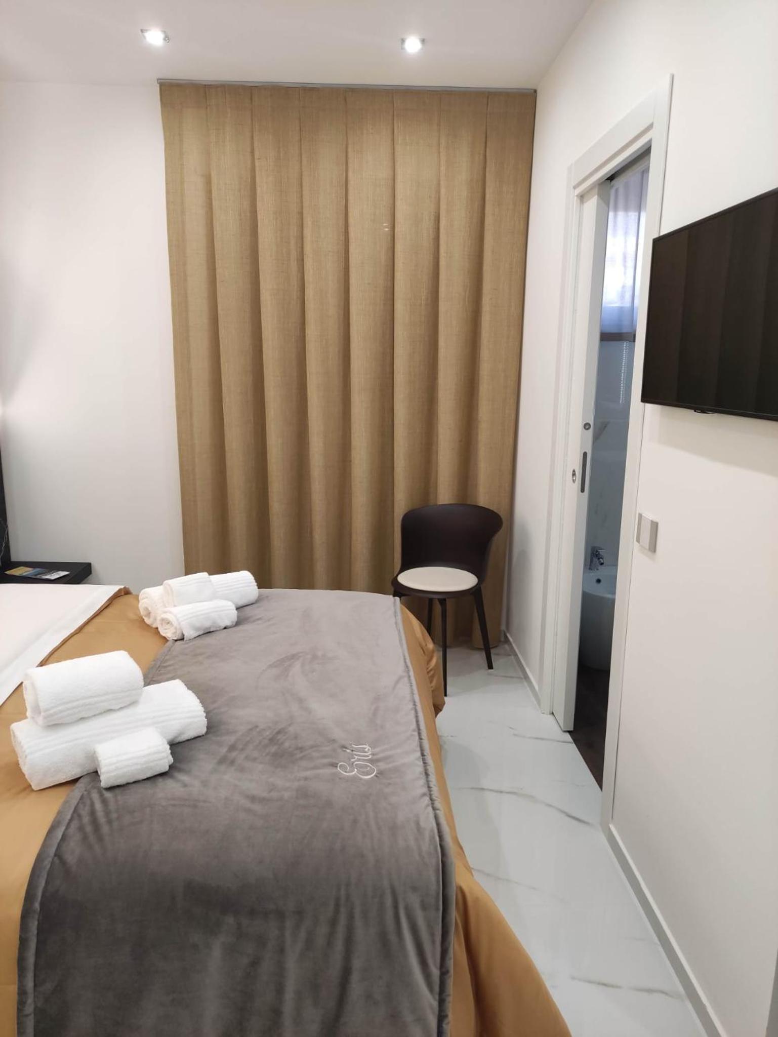 Deluxe Room - Photo 7