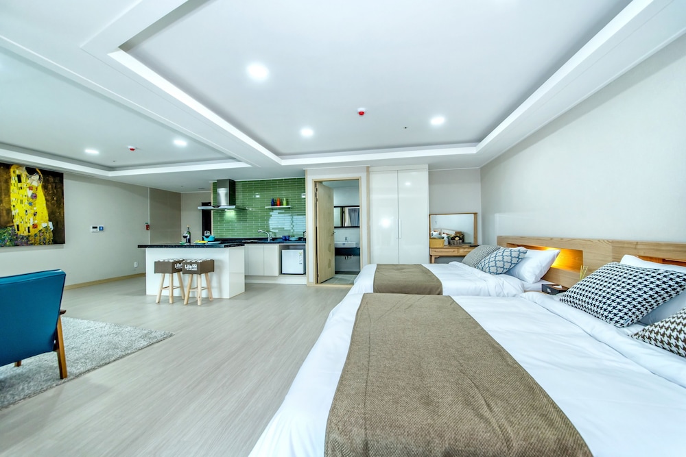 Family Room (Luxury A) - Photo 1