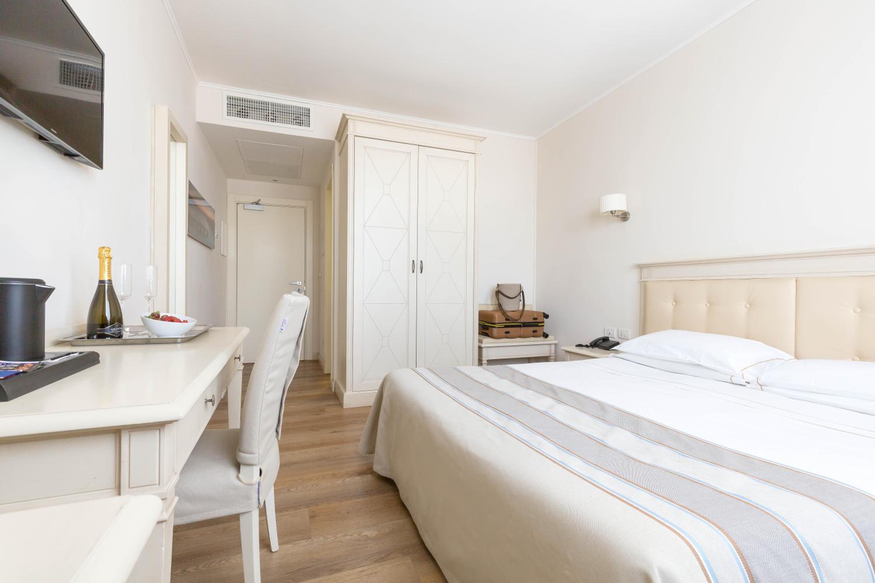 Double or Twin Room - Photo 2