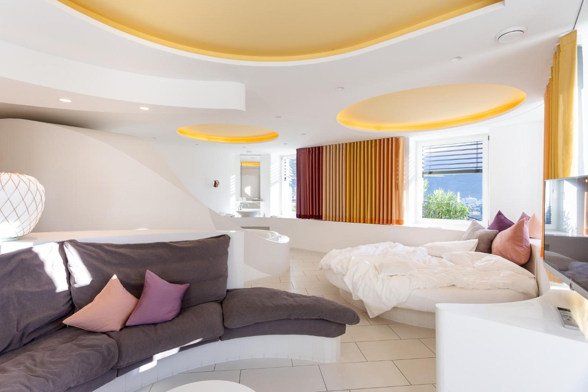 King Suite with Spa Bath - Photo 6