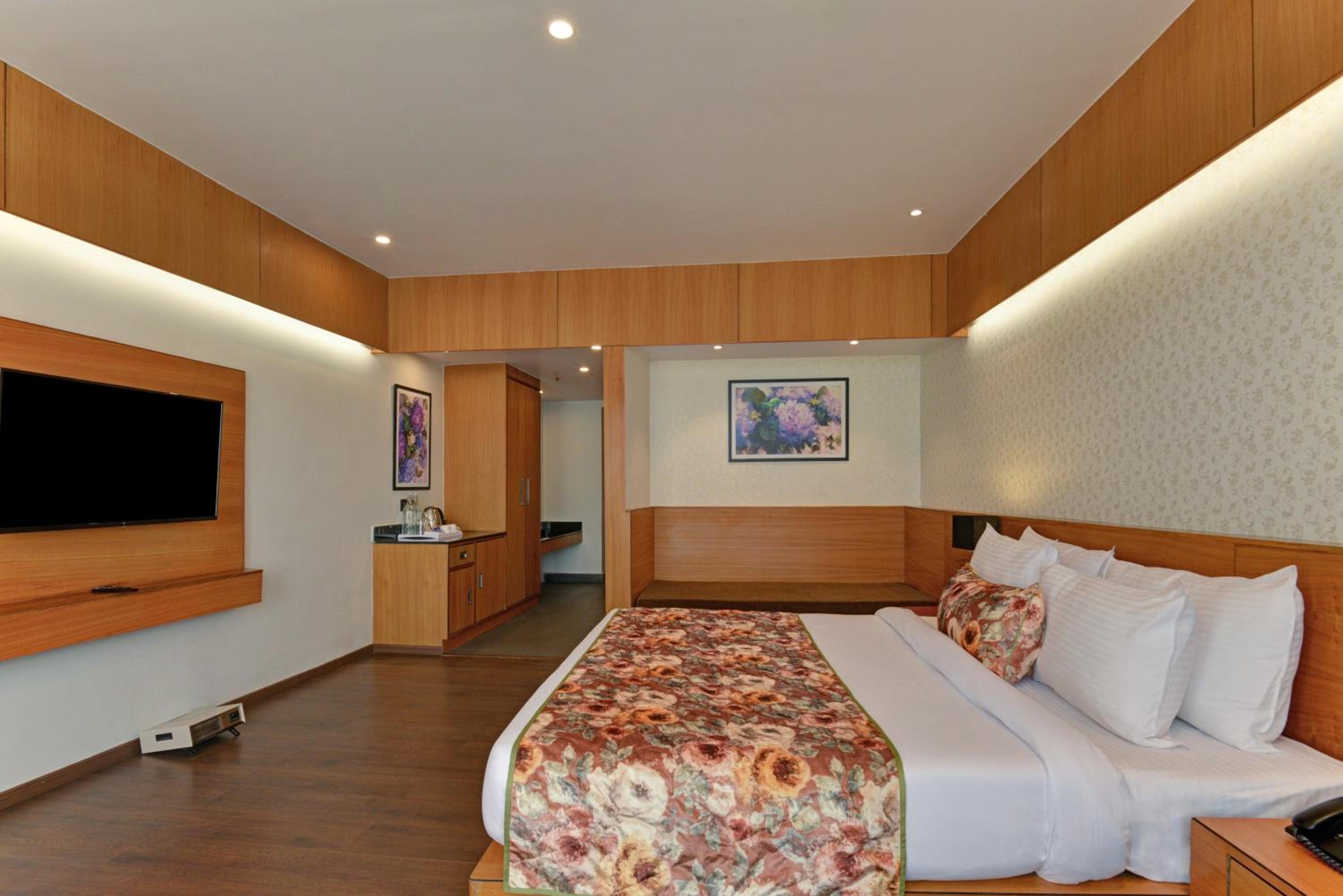 Premium Junior Suite with Sofa Cum Bed View Room  photo 3