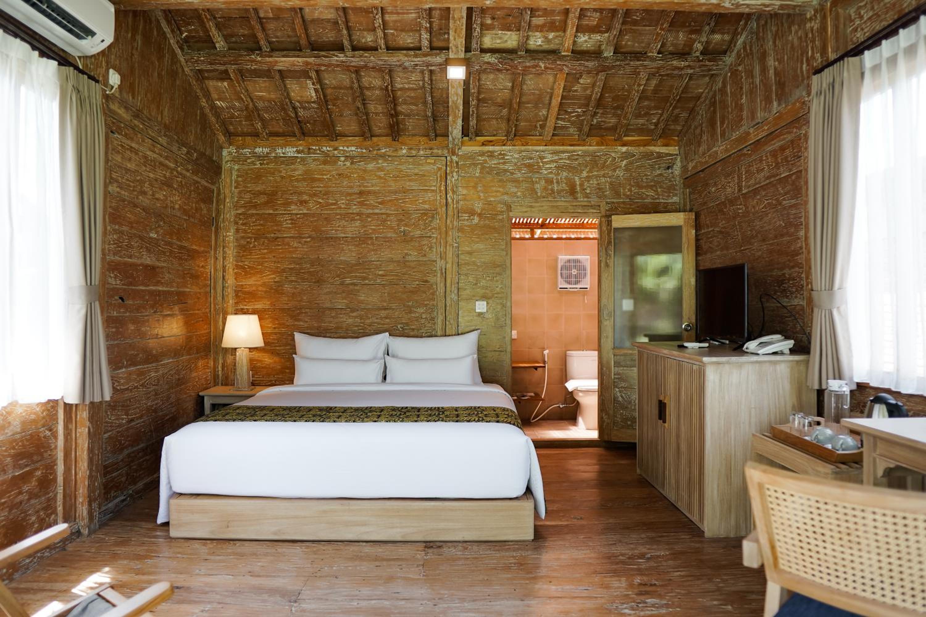 Deluxe Room Latar