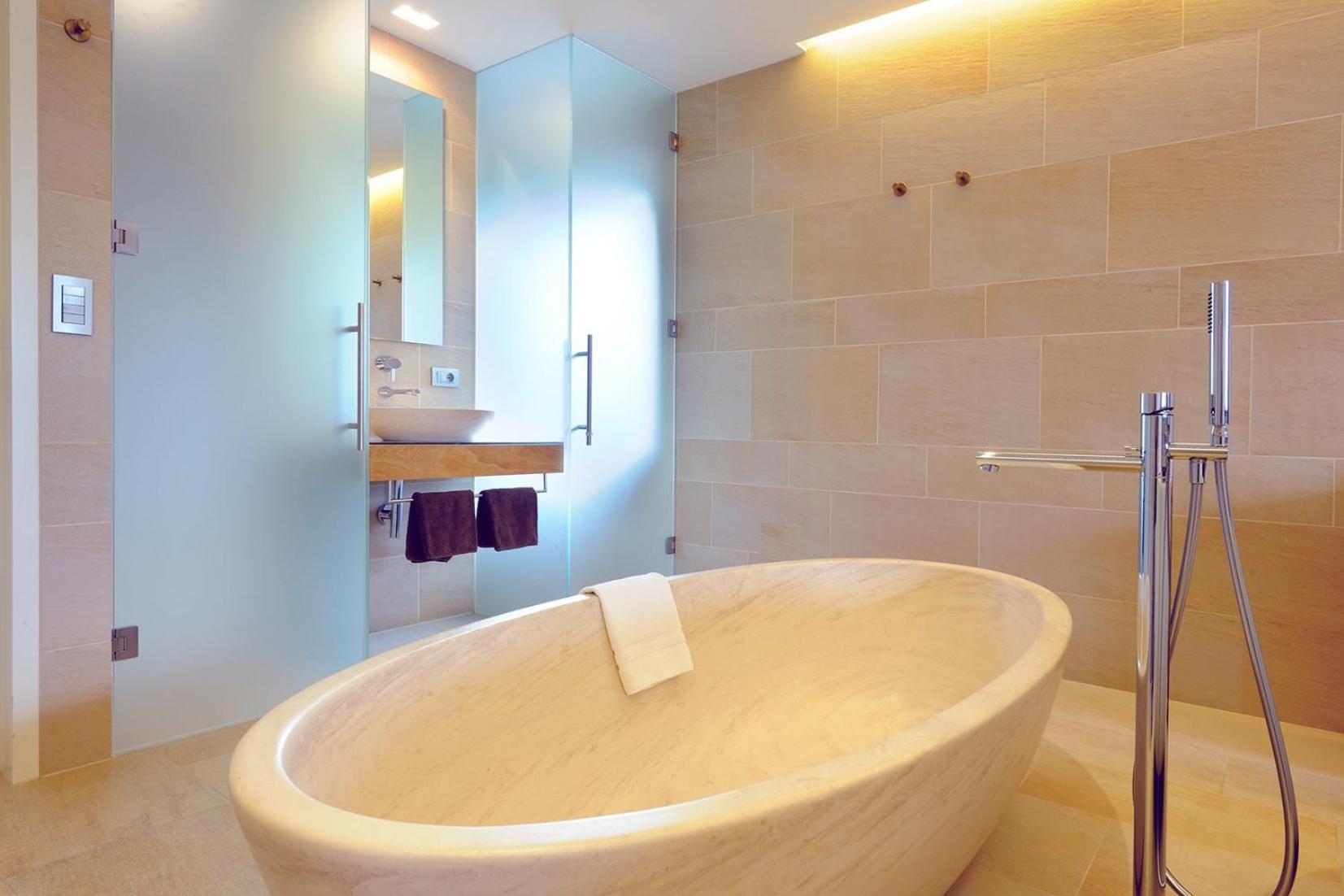 Deluxe Double Room with Bath - Photo 2