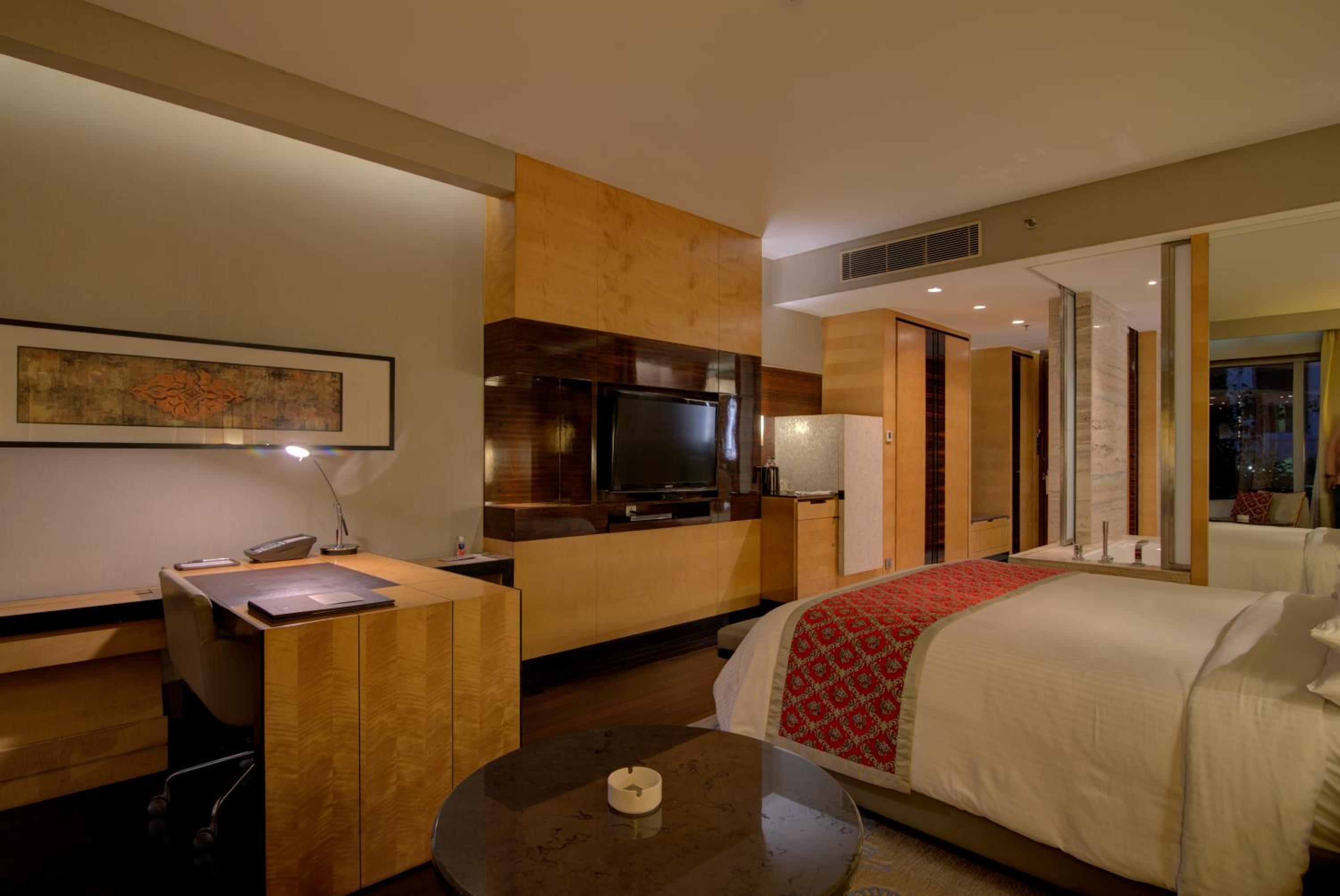 Premier Room, Pool view, Guest room, 1 King