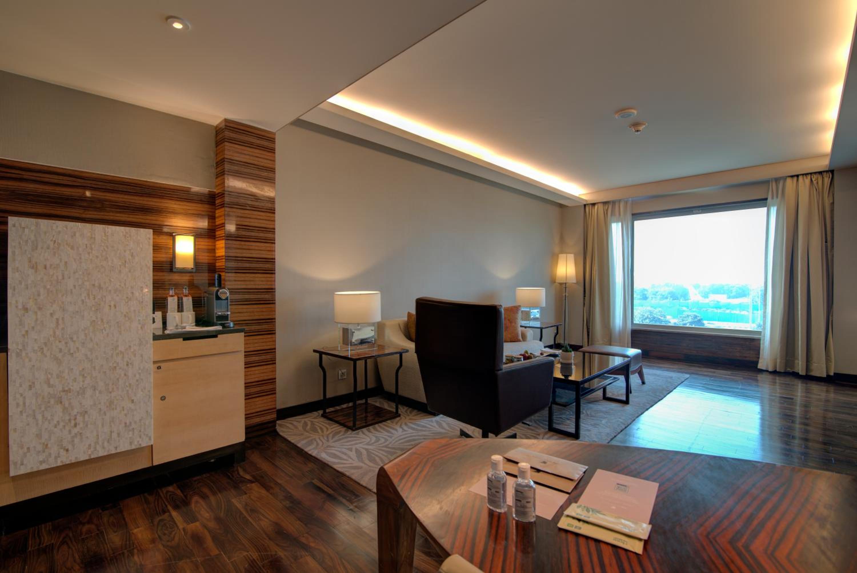 Executive Suite, 1 King - Photo 6