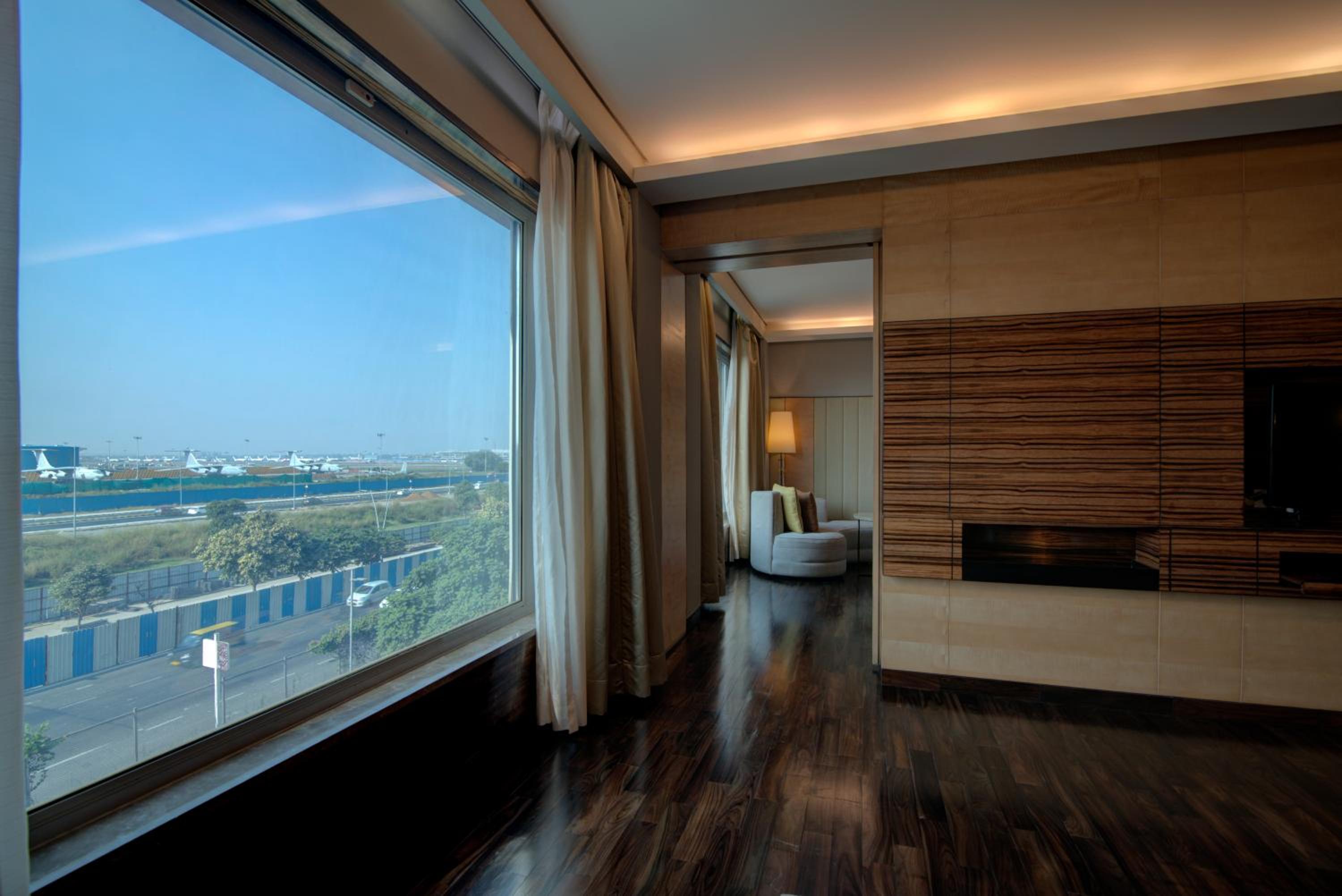 Executive Suite, 1 King - Photo 8