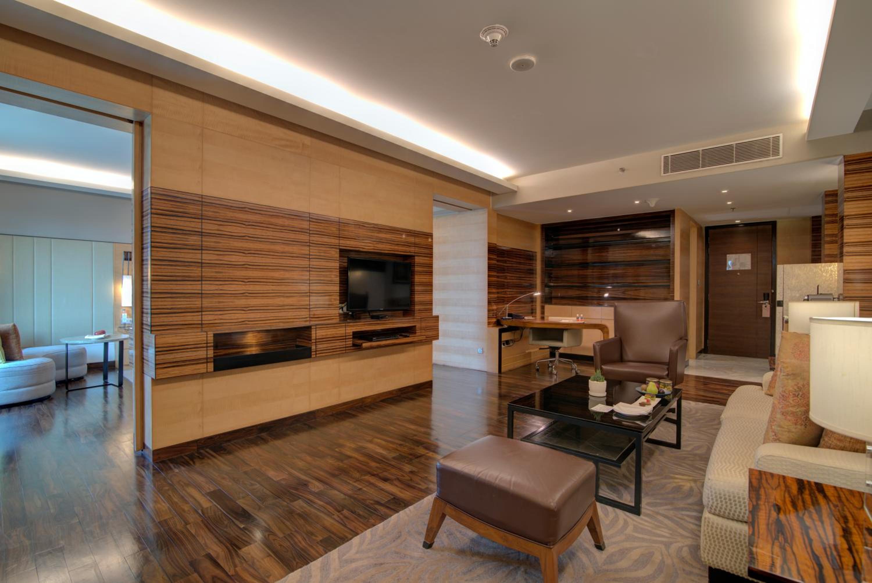 Executive Suite, 1 King - Photo 1