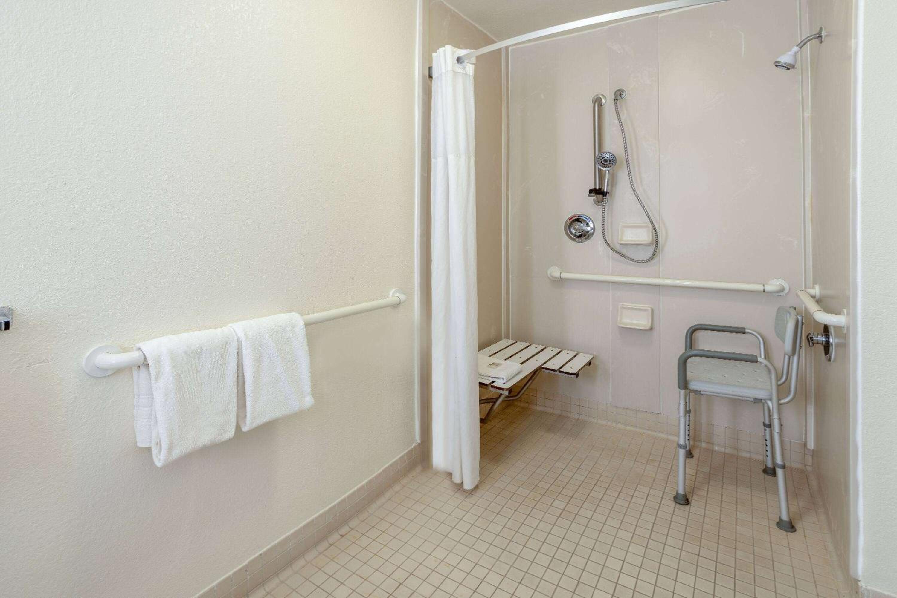 King Room With Roll-In Shower - Mobility Access/Non-Smoking photo 2