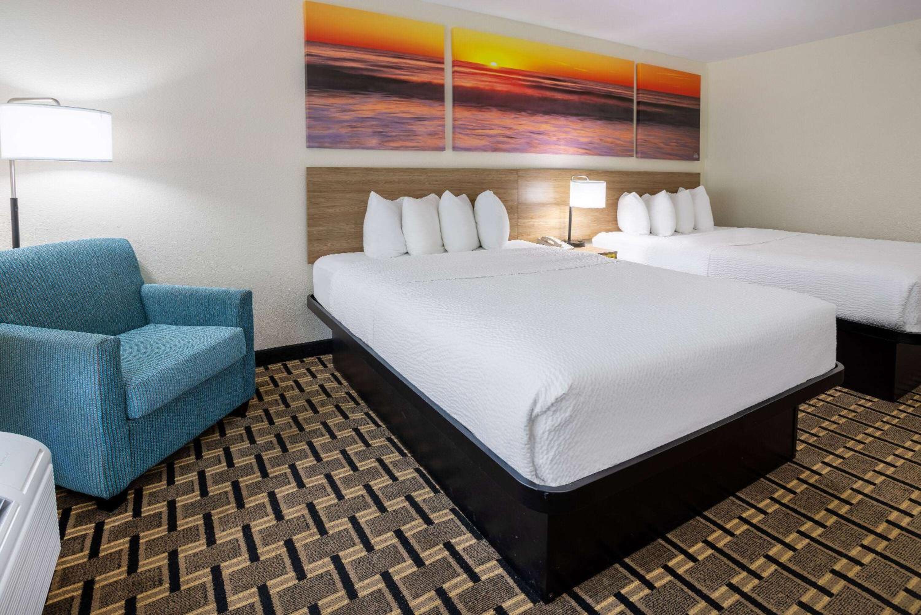 Queen Room With Two Queen Beds - Non-Smoking photo 2