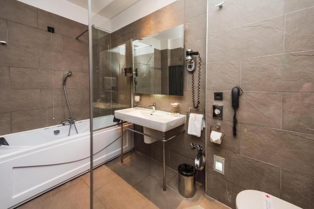 Standard Double Room - Photo 3