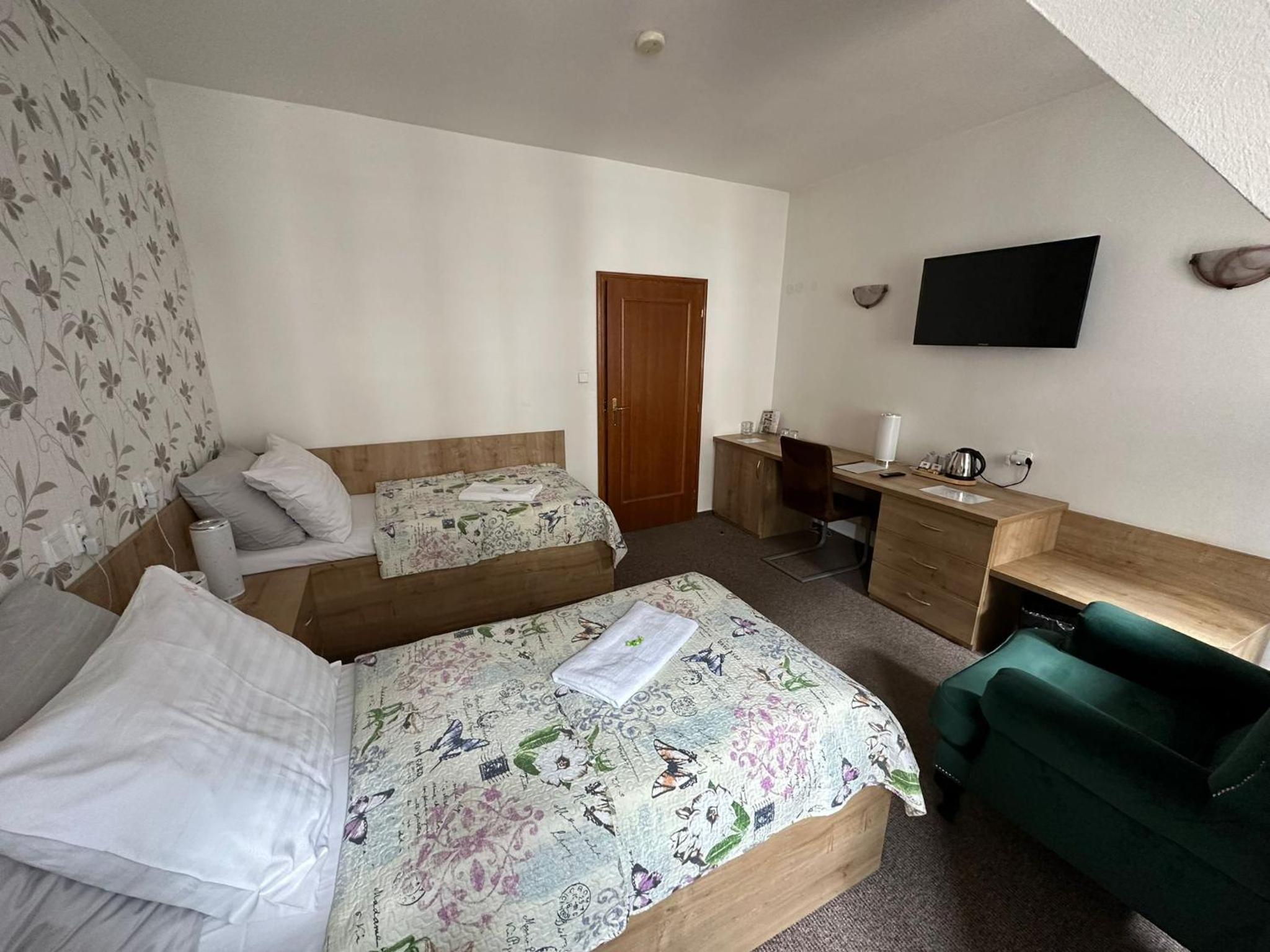 Twin Room - Photo 8