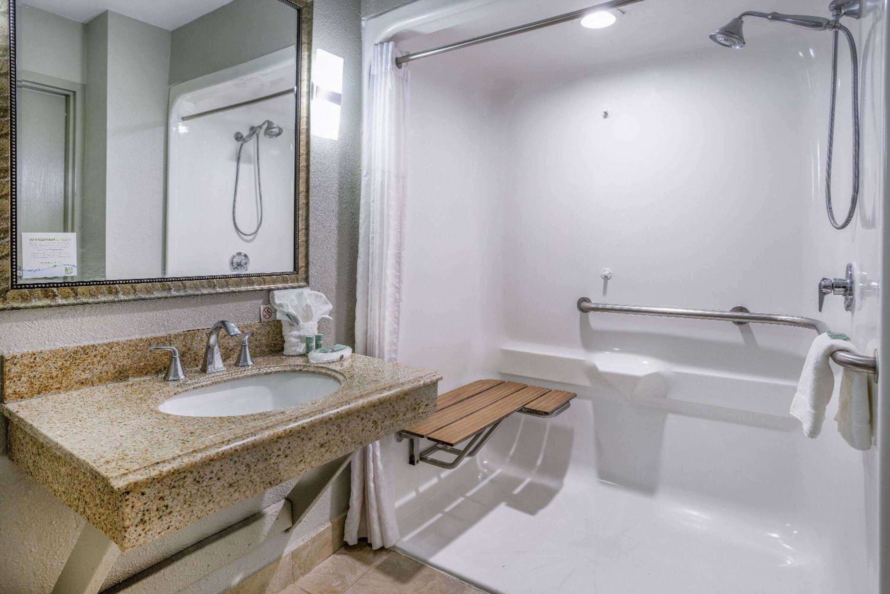 Deluxe King Room with Roll-In Shower -  Mobility Accessible/Non-Smoking - Photo 1