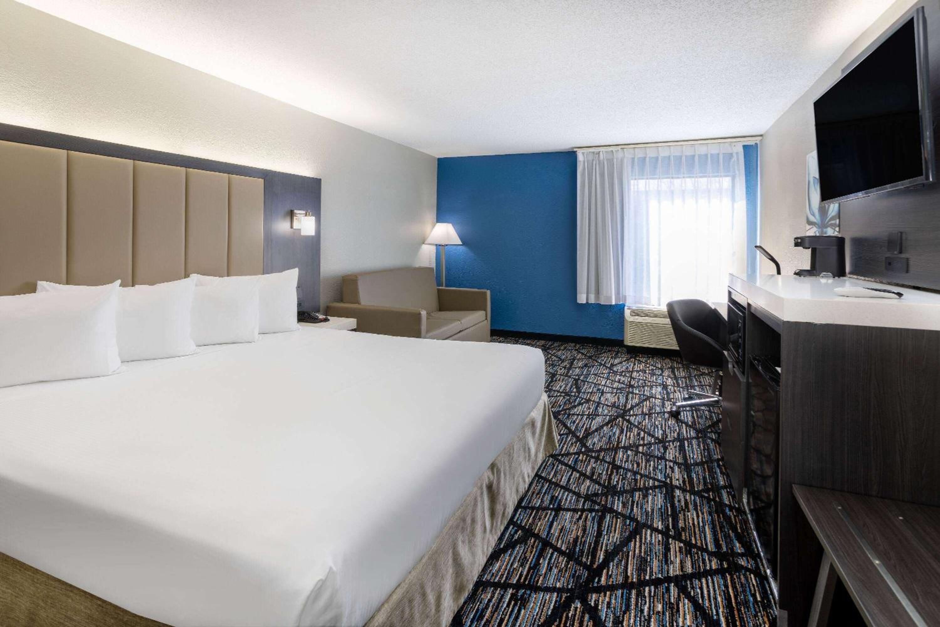 King Room - Non-Smoking - Photo 4