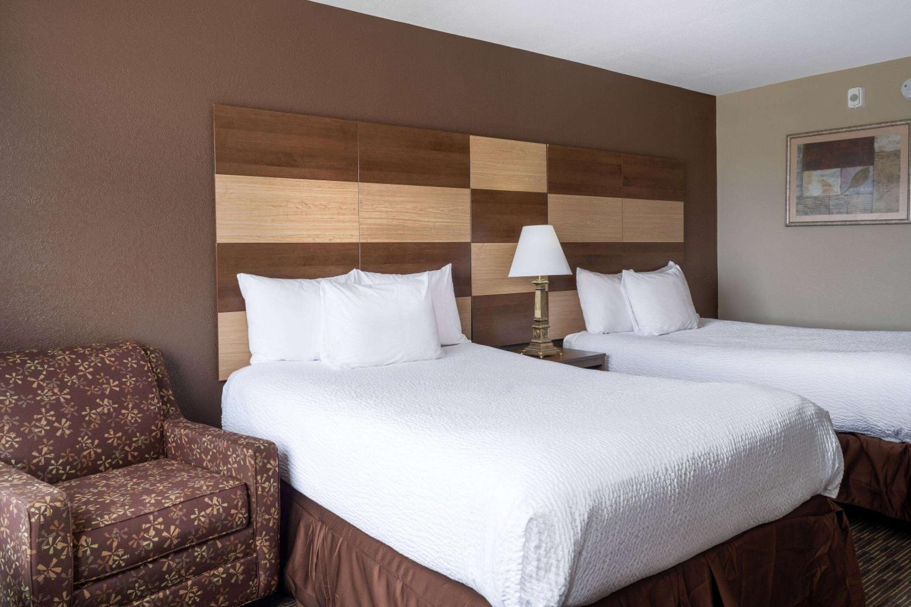 2 Double Beds, Mobility Accessible Room, Bathtub w/ Grab Bars, Non-Smoking - Photo 2