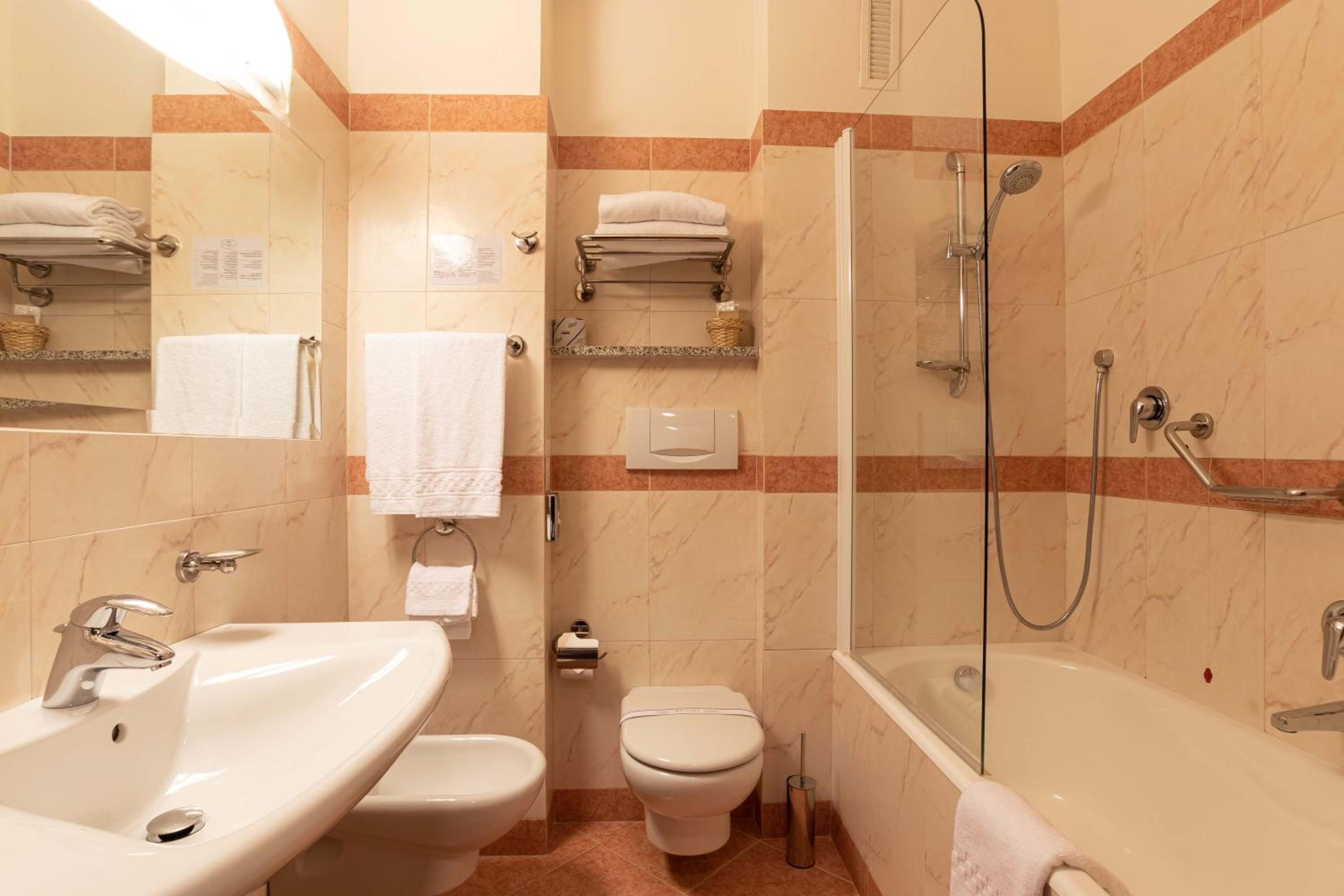Double Room - Photo 6