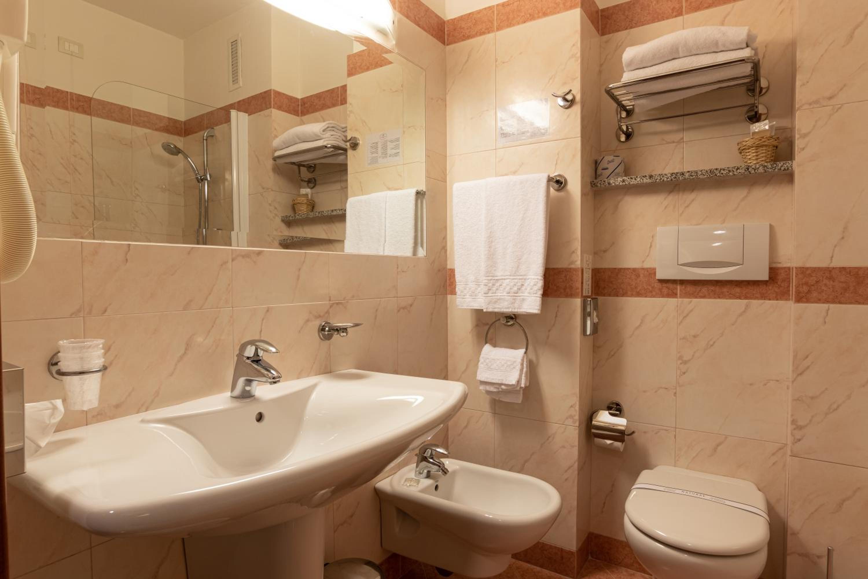 Double Room - Photo 5