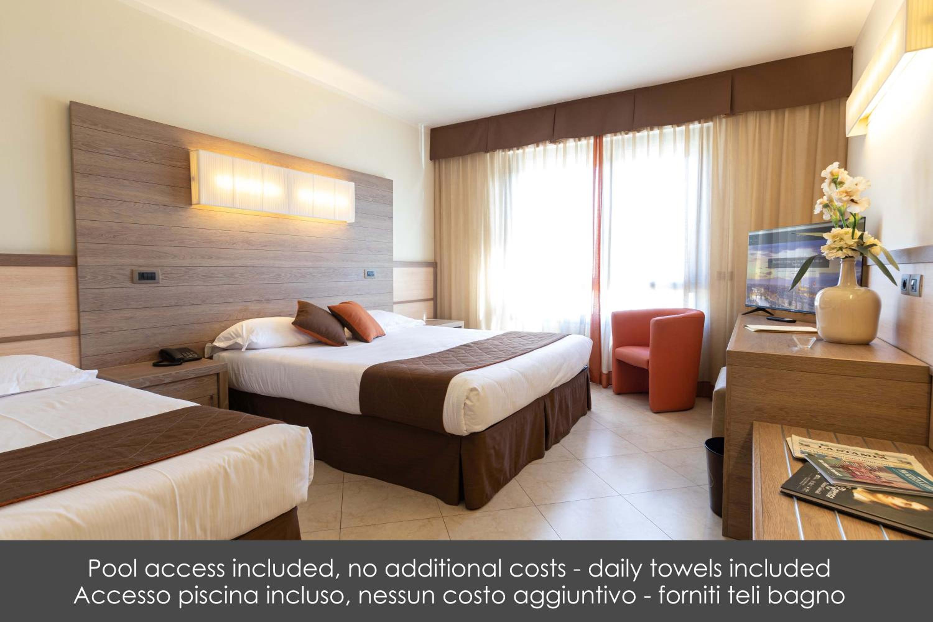 Triple Room with Pool Access - Photo 1
