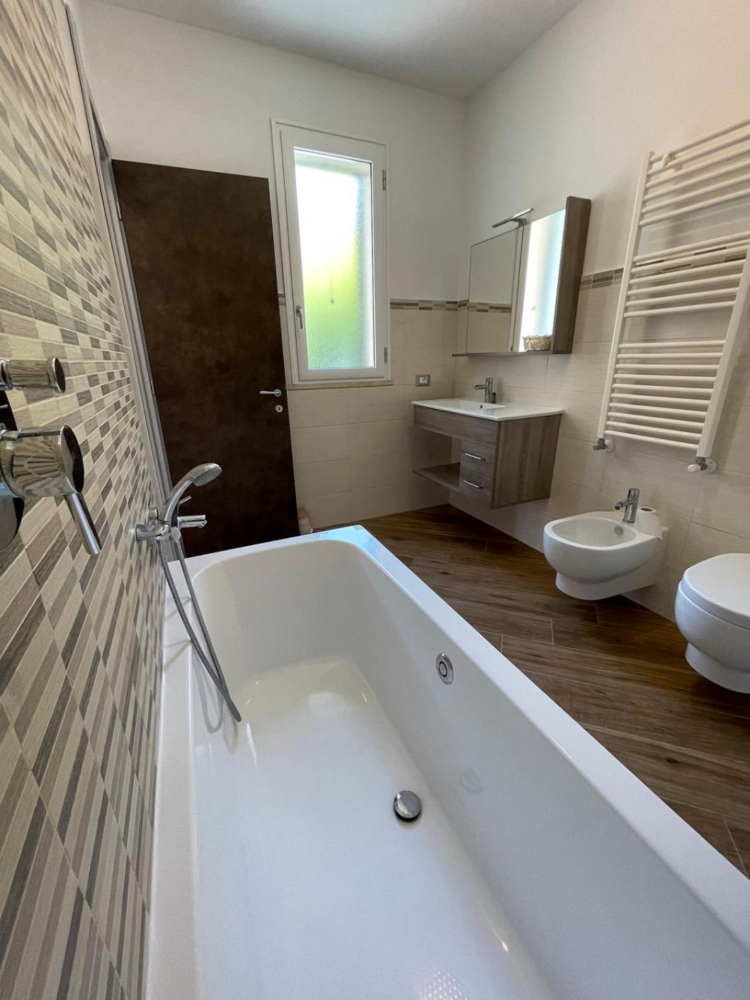Deluxe Double Room with Balcony - Photo 6