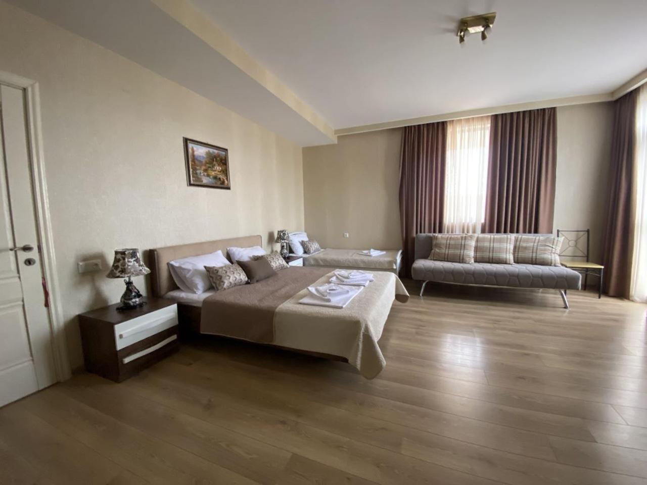 Deluxe Double Room (2 Adults + 1 Child) photo 2