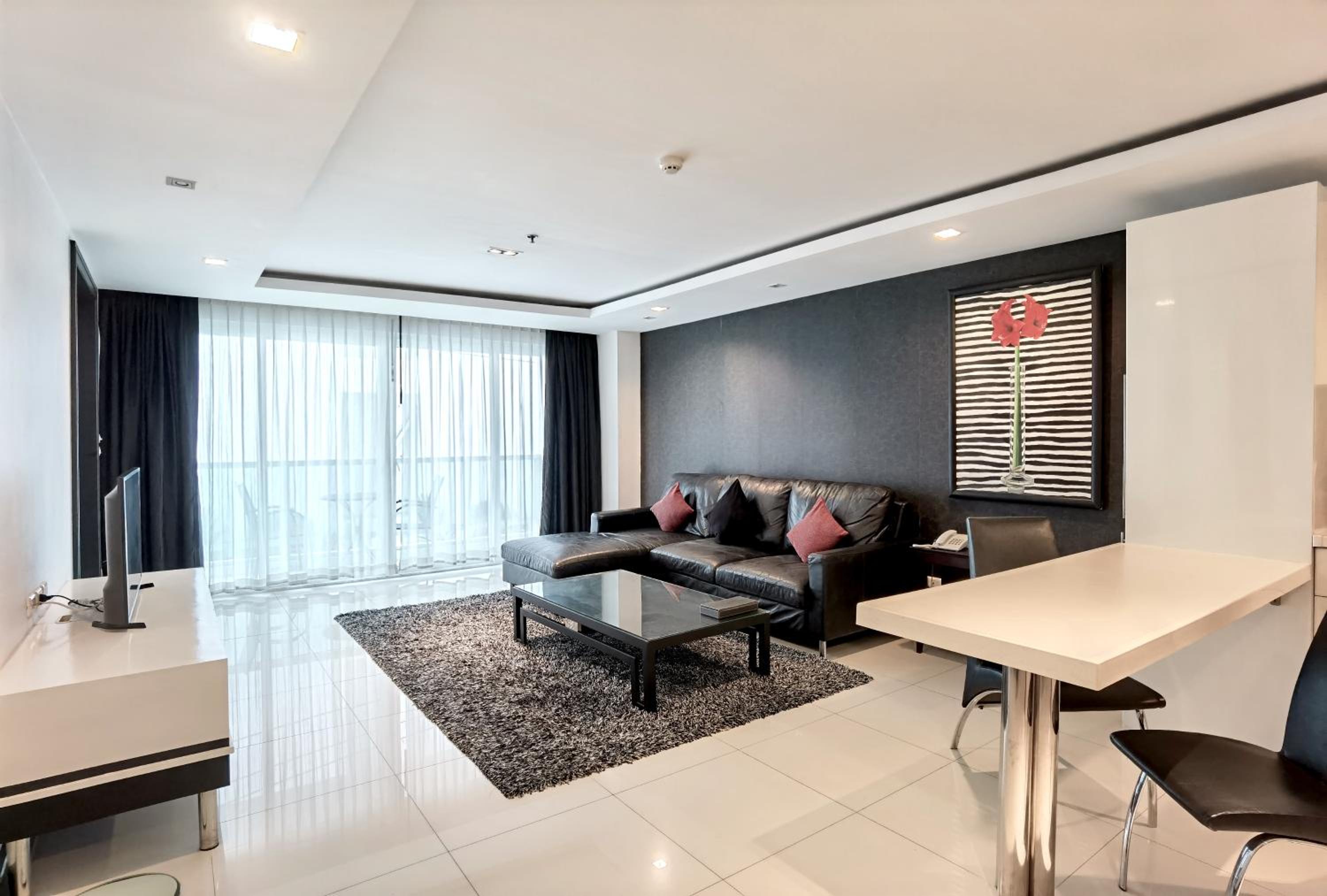 One-Bedroom Deluxe Suite with Large Balcony photo 2