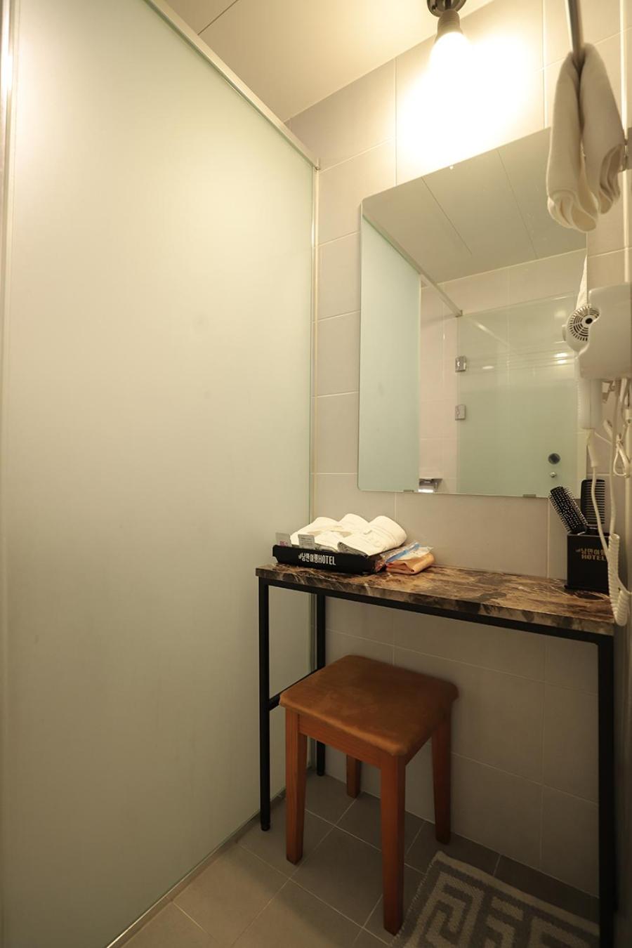 Standard Twin Room - Photo 5